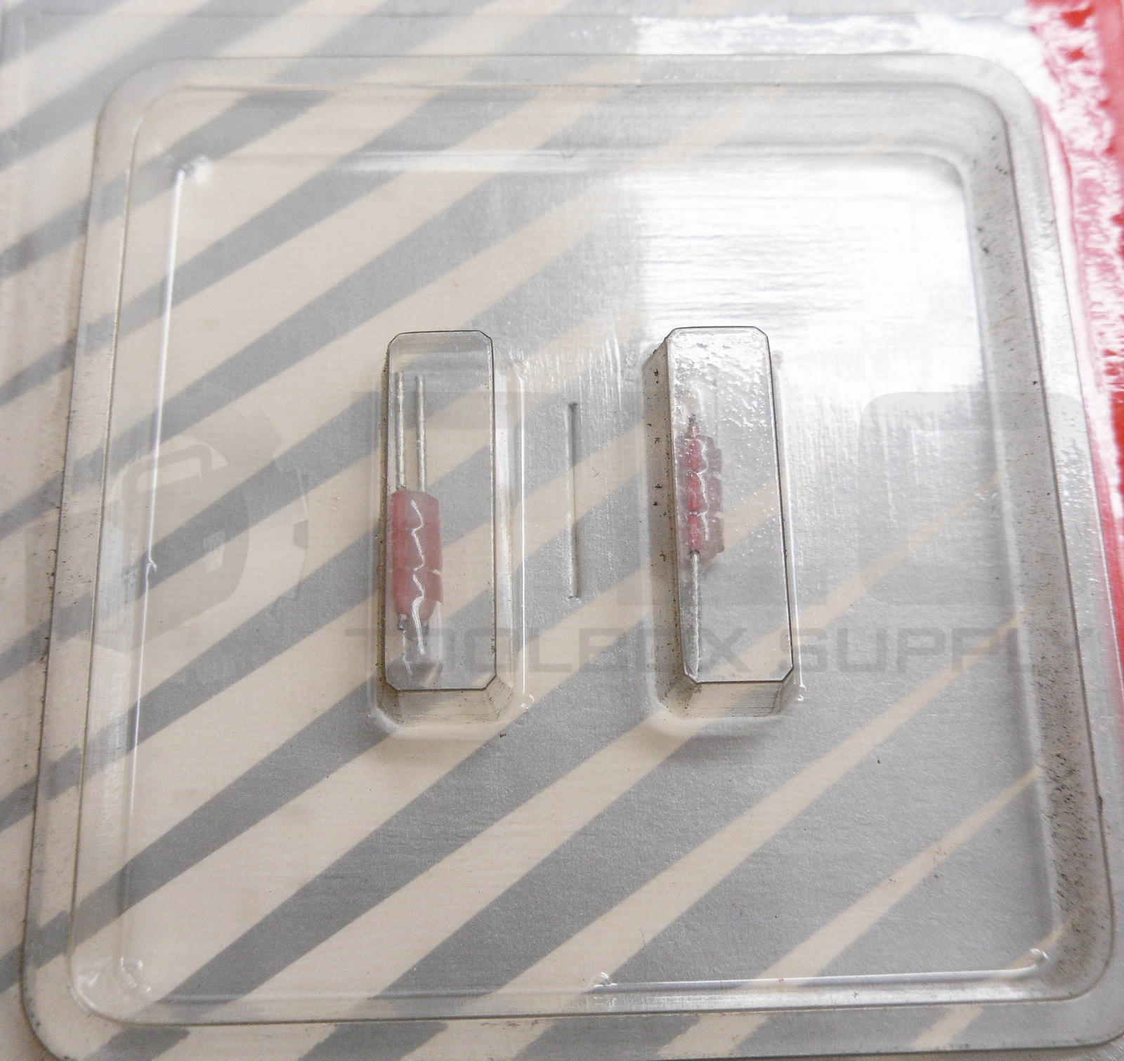 LOT OF 2 SEALED NEW MINI MAGLITE 107-000-116 2-CELL AA REPLACEMENT LAMPS