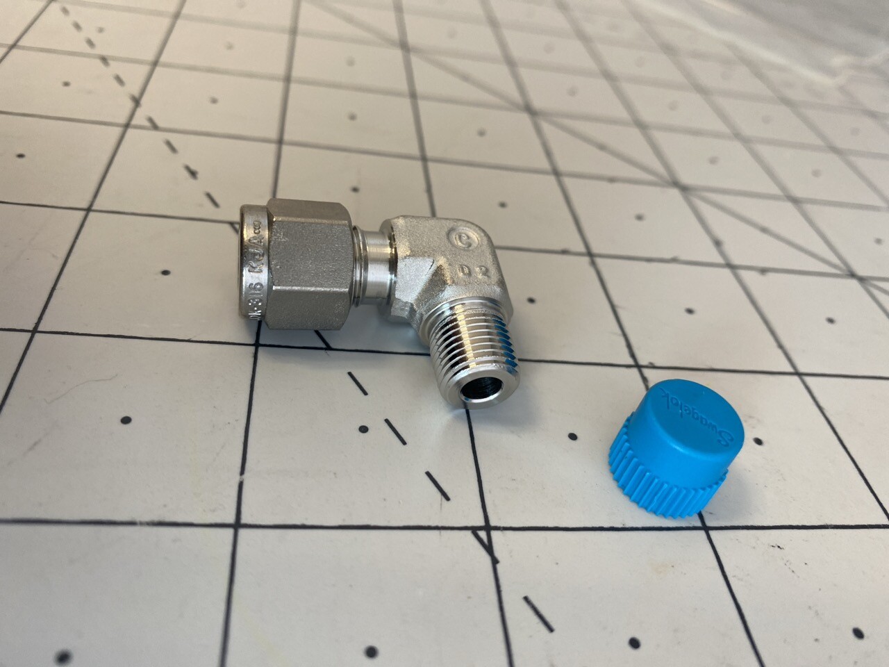 Swagelok Tube Fitting, Male Elebow 1/8in Tube OD x 1/4in Male NPT PN: SS-200-2-4