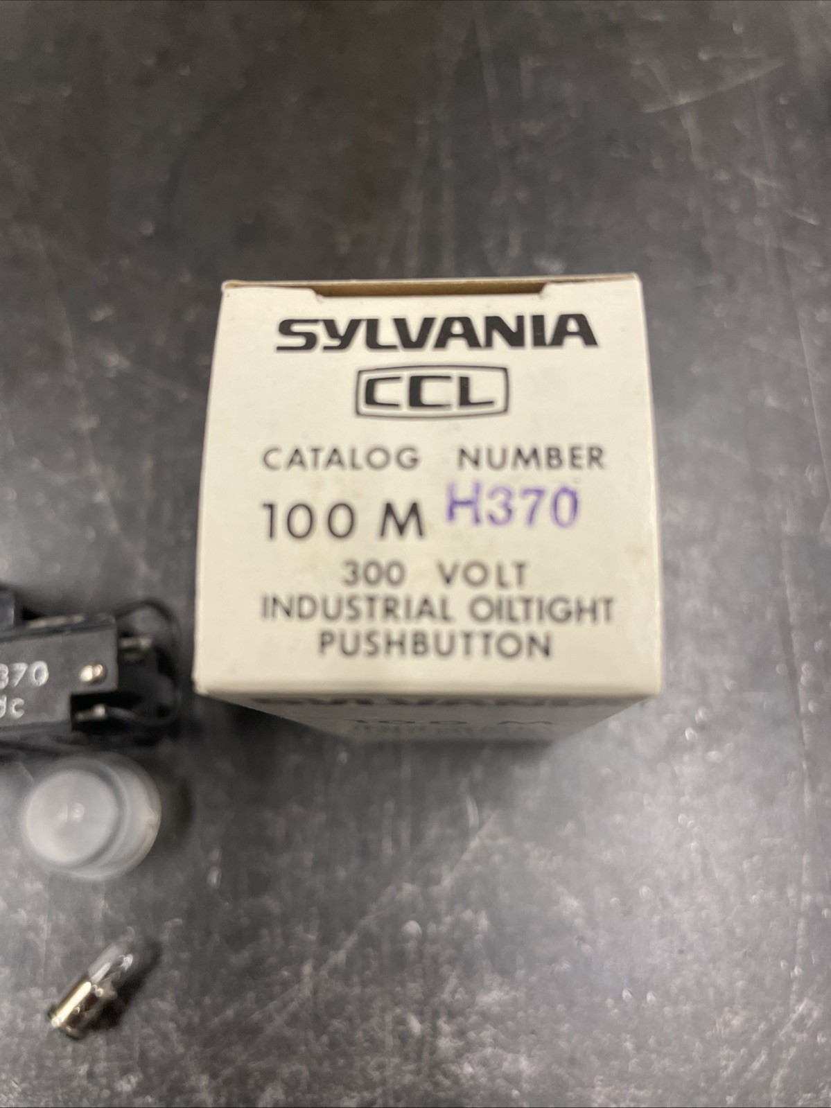 New Vintage Sylvania 100M-H370 Lighted Push Button Industrial Oiltight No Lens