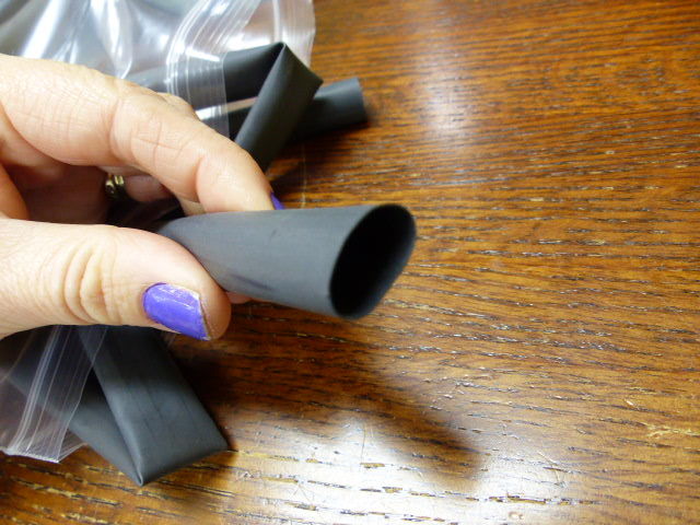 3M F221B1/2BK210 Qty of 1 per Lot HEATSHRINK 1/2 IN LOT OF APPROX 7 FEET.