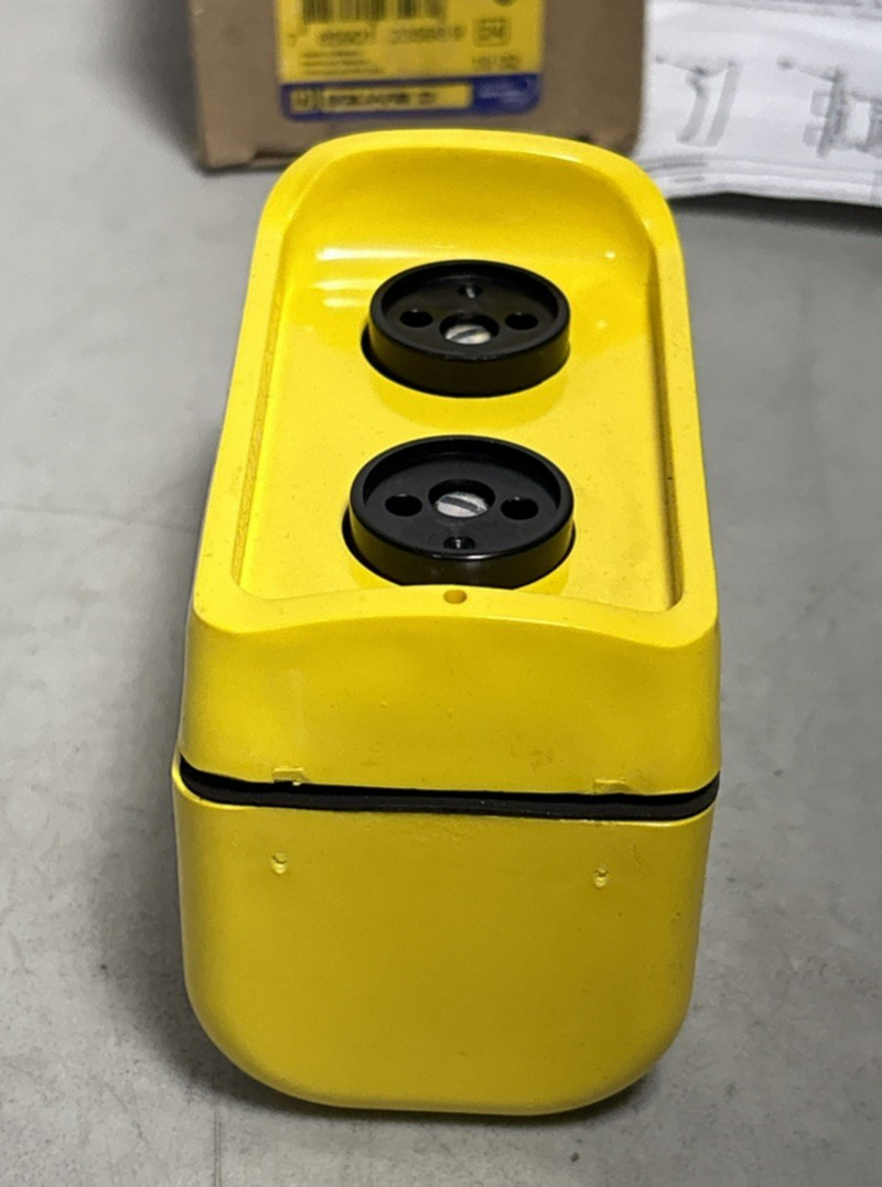 Square D 9001BW90YU Standard Duty Pendant Control Station-Missing Strain-Relief