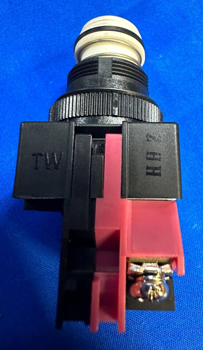 IDEC HEAVY PILOT DUTY EMERGENCY STOP BUTTON AVW401-R 120V AC 8 HZ 19