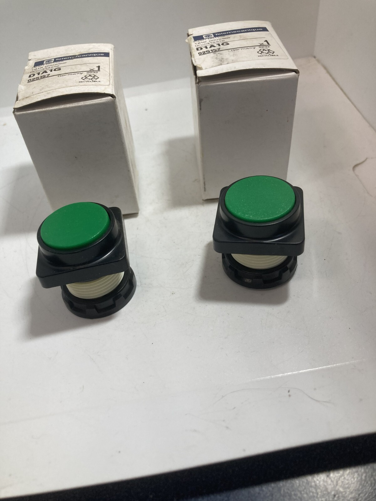 TELEMECANIQUE D1A1G PUSHBUTTON OPERATOR GREEN (LOT OF 2) NIB