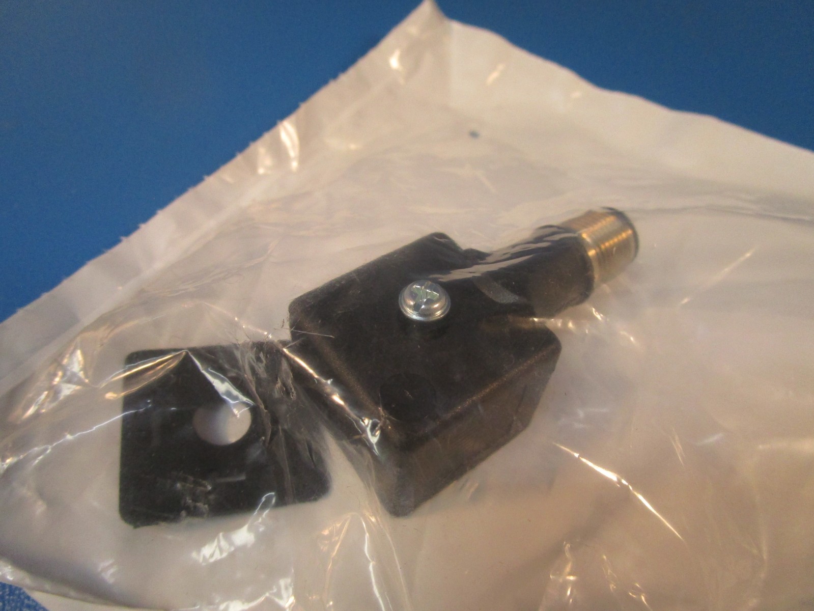 Mencom Corporation VAN-029-3401, Solenoid Valve connector, 4 Pins