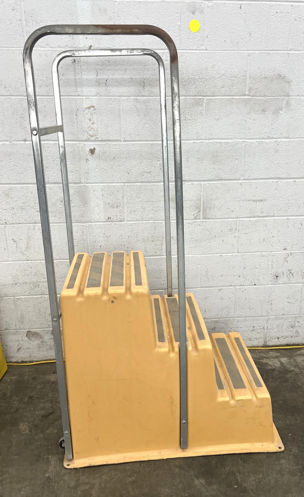 POLYETHYLENE 3 STEP STOOL W/RAILING LENGTH 19-3/4″ WIDTH 13″