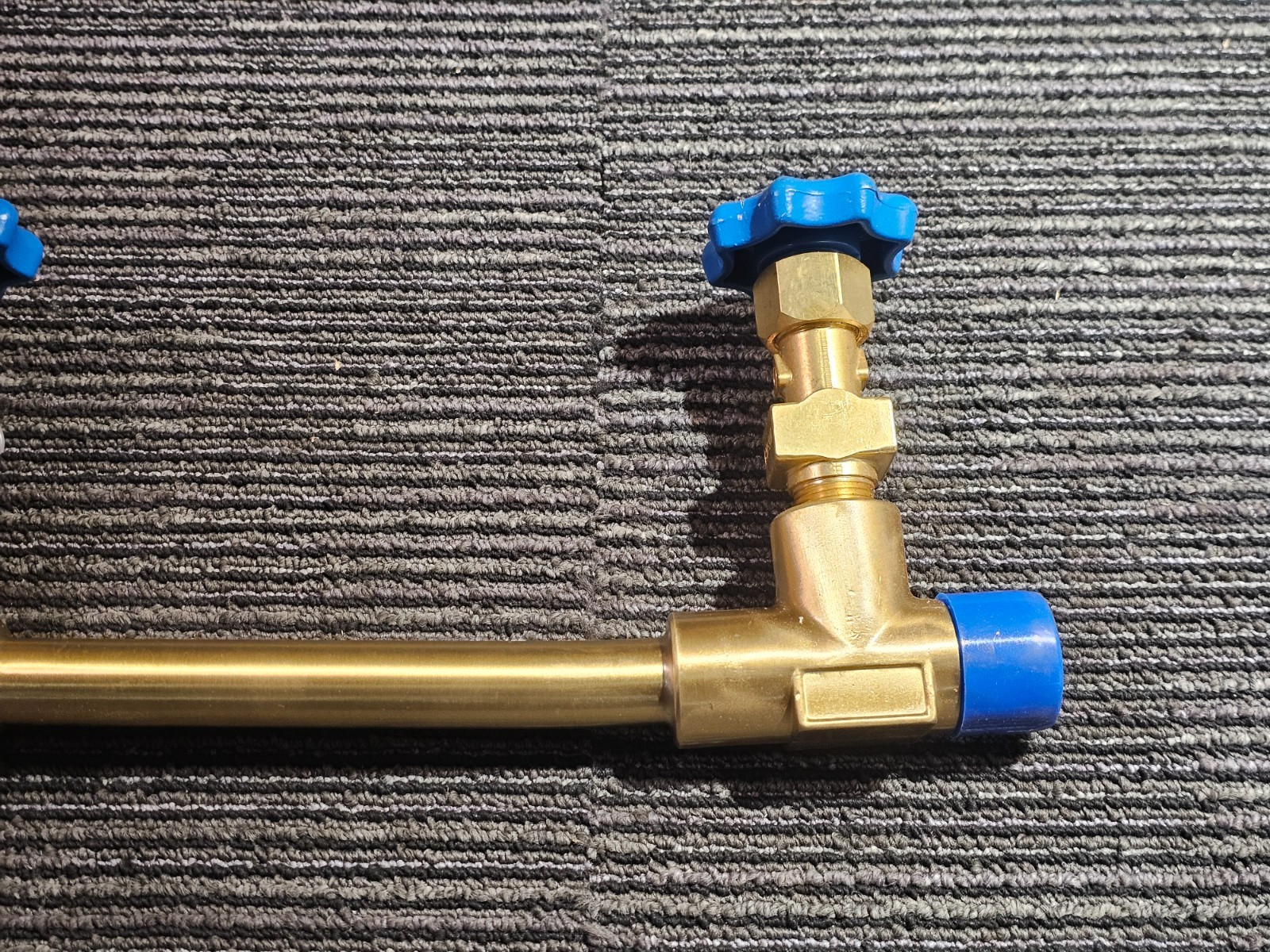 Oxygen Gas Manifold Connect 3- Valve Manifold 32-inch Overall Length, Brass