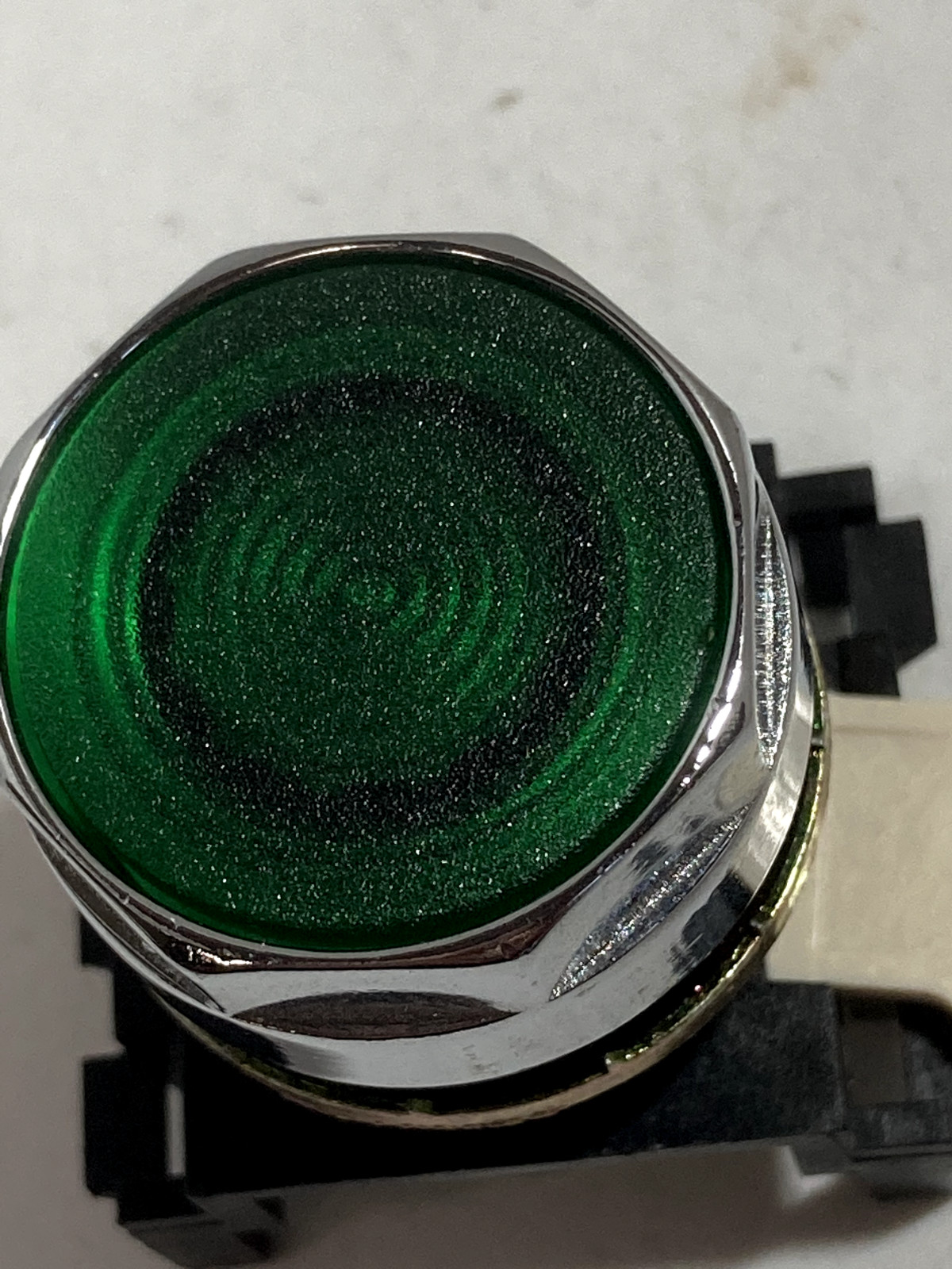 CUTLER HAMMER EM22N3 PUSHBUTTON OPERATOR FLUSH GREEN ILLUMINATED NNB