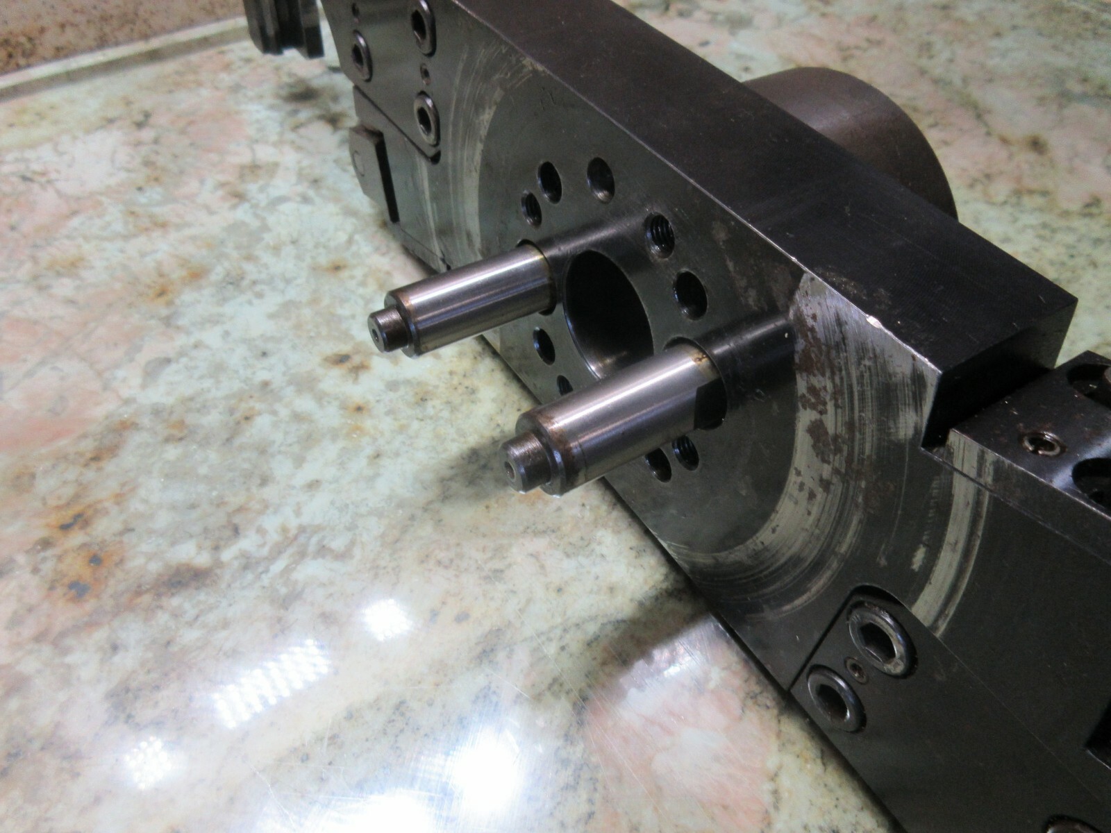 OKUMA MC-4VB CNC VERTICAL MILL TOOL CHANGER CAROUSEL ARM HOLDER