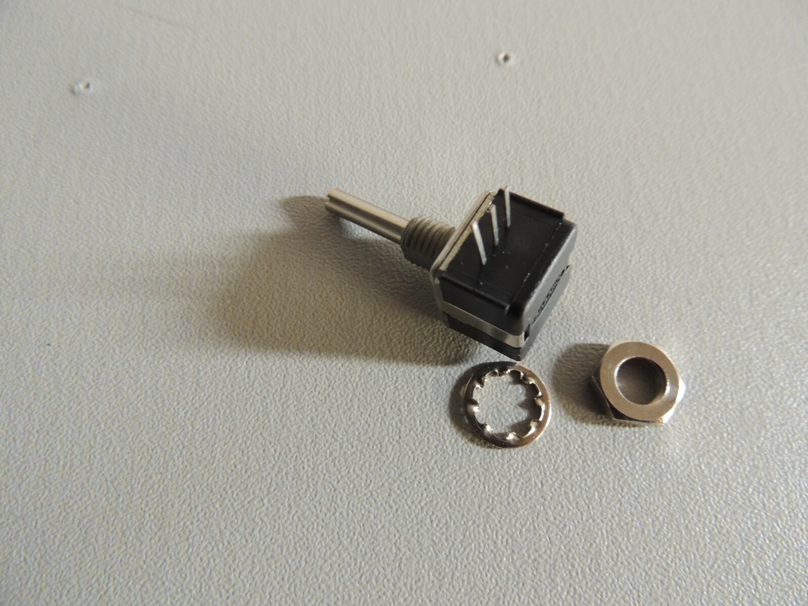 250 Ohm 1 Watt Linear Potentiometer 1/8″dia x 3/4″ Shaft ~ NTE 502-0023