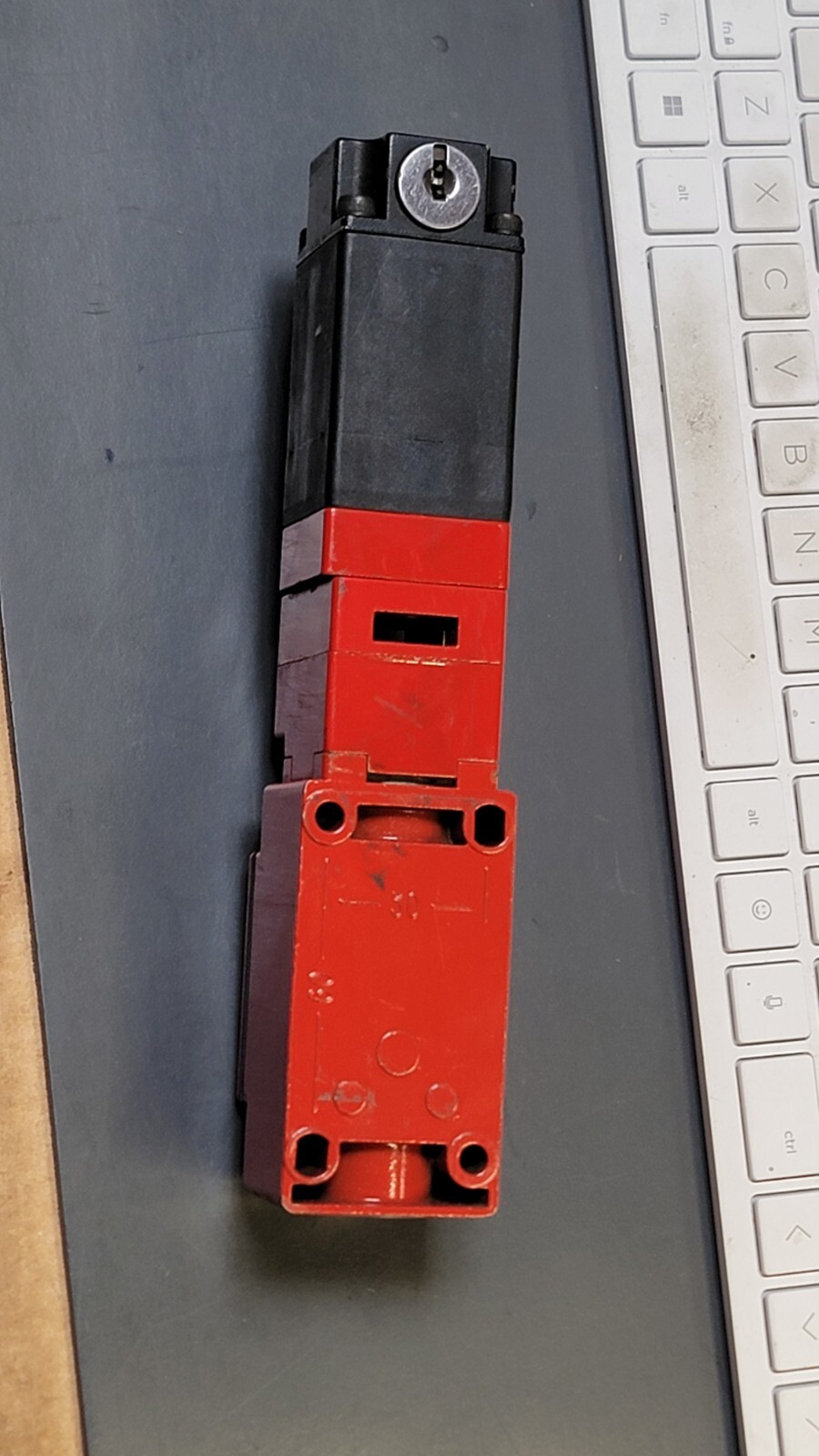 Telemecanique XCK-J5962F0/XCK-J…H7 Limit Switch 110V Coil NOS NO KEY LOC T1