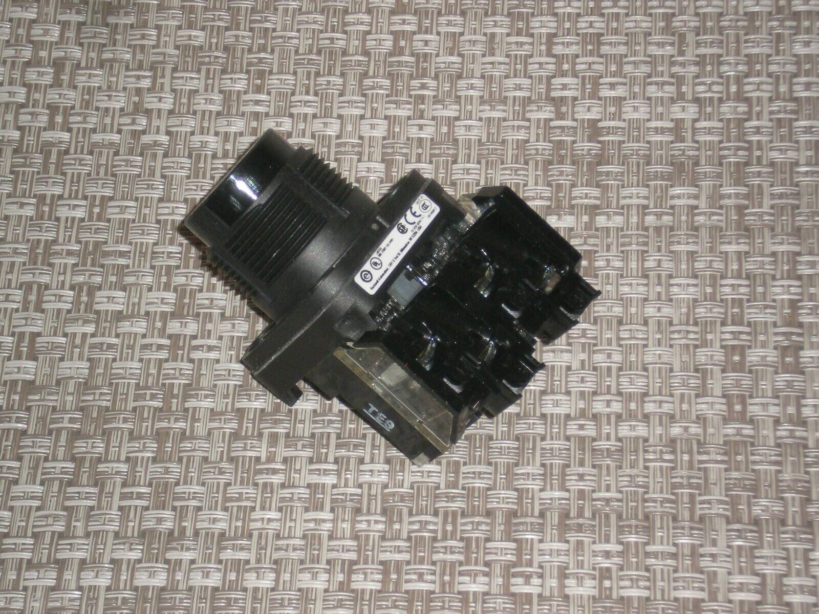 New! Allen Bradley 800HC-BR2A 30mm Momentary Push Button Black Free Shipping