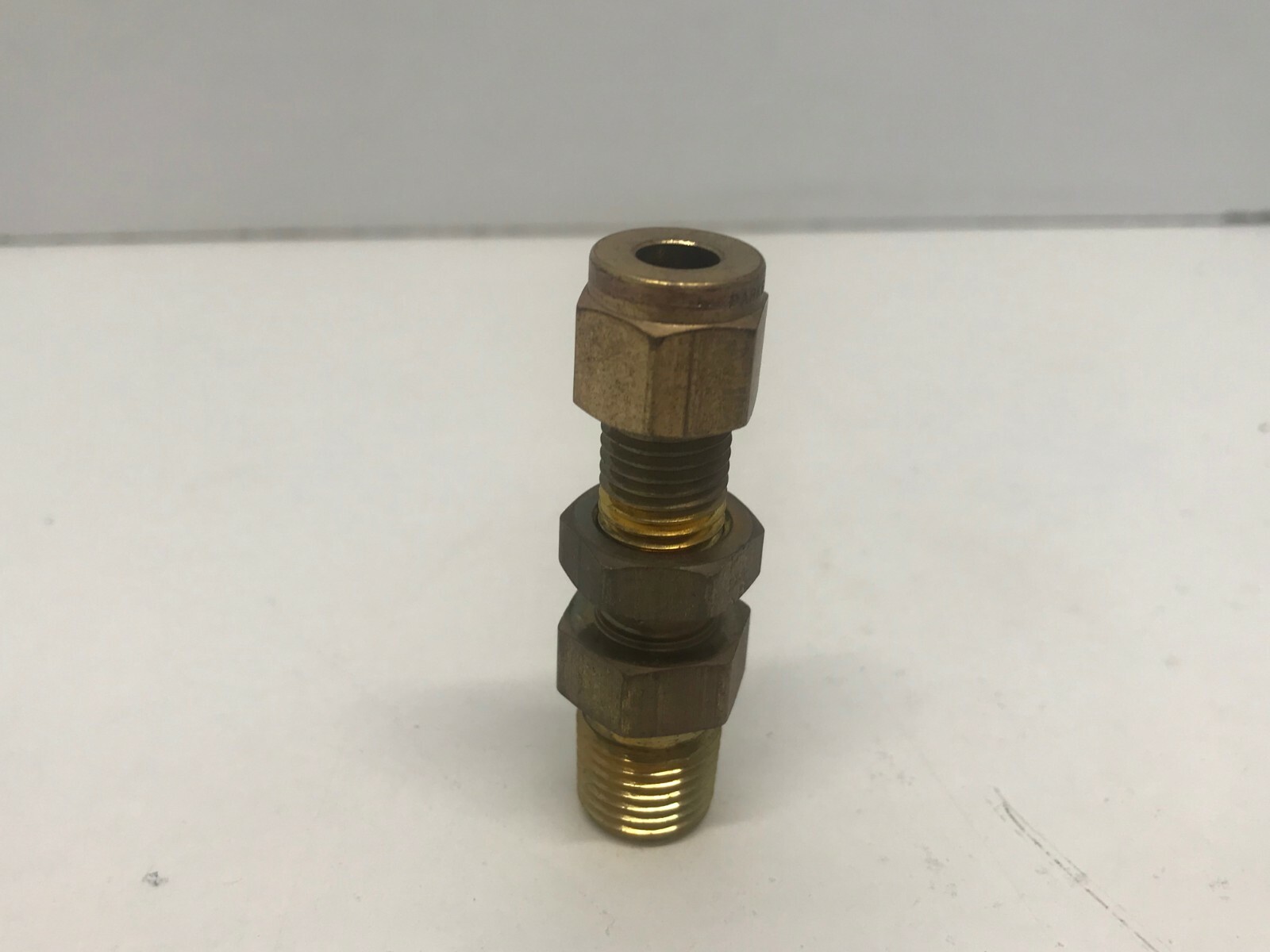 LOT OF 4 NEW! PARKER 1/4″TUBE ODX1/4″MALE NPT BRASS BULKHEAD CONNECTORS 4MBC4N-B
