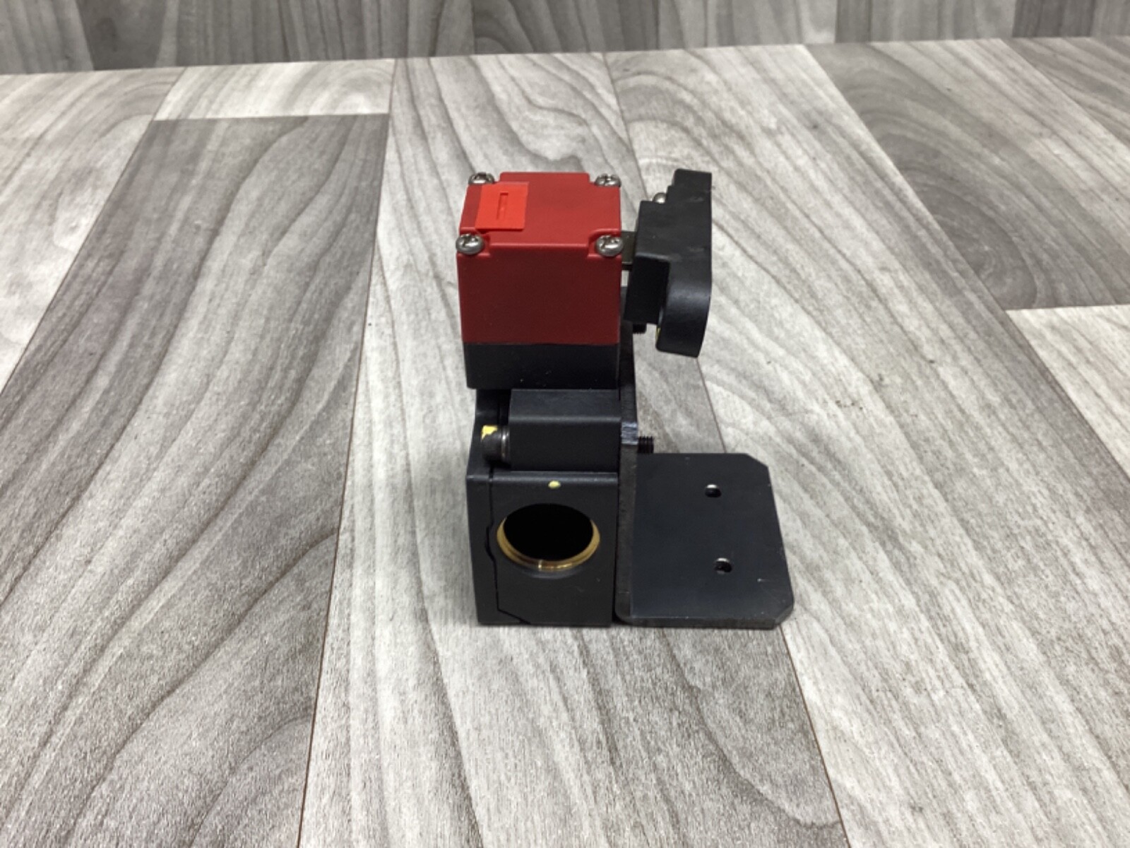 Omron Safety Door Switch D4NS-6DF w/ Key #3275FML-H20