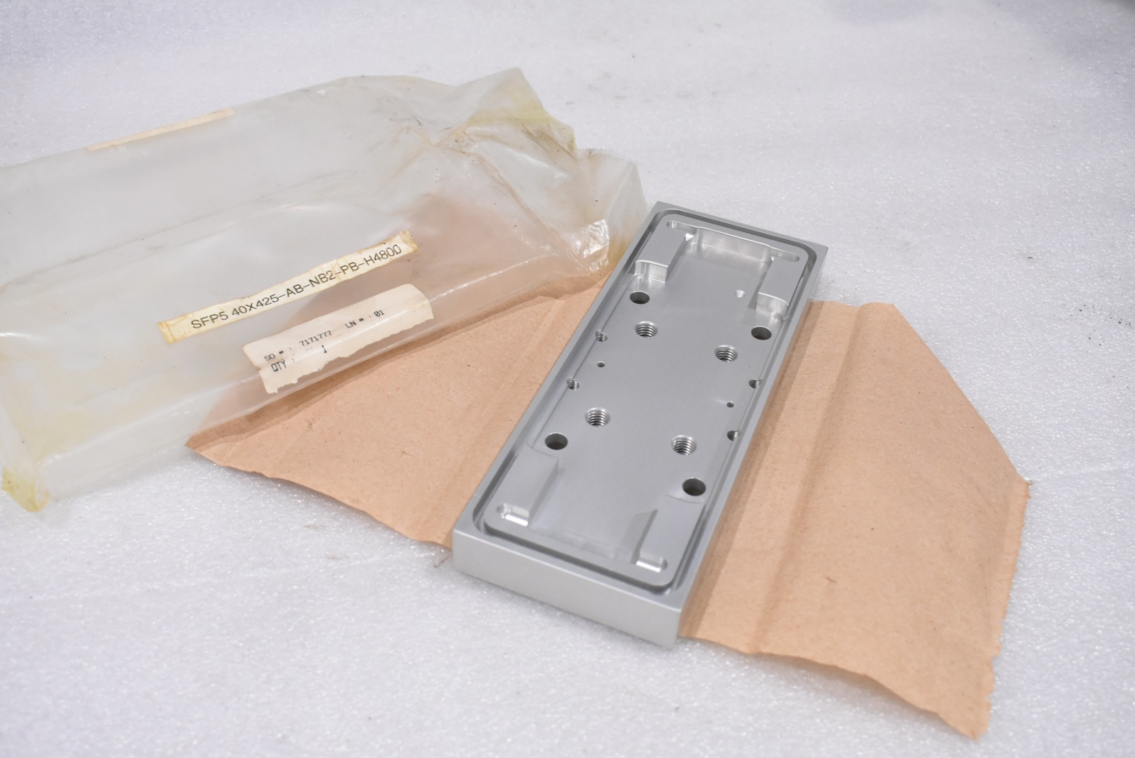 PHD SFP5 40X425-AB-NB2-PB-H4800 MOUNTING PLATE 8-5/8″ X 3-5/16″ X 15/16″ AVENTIC