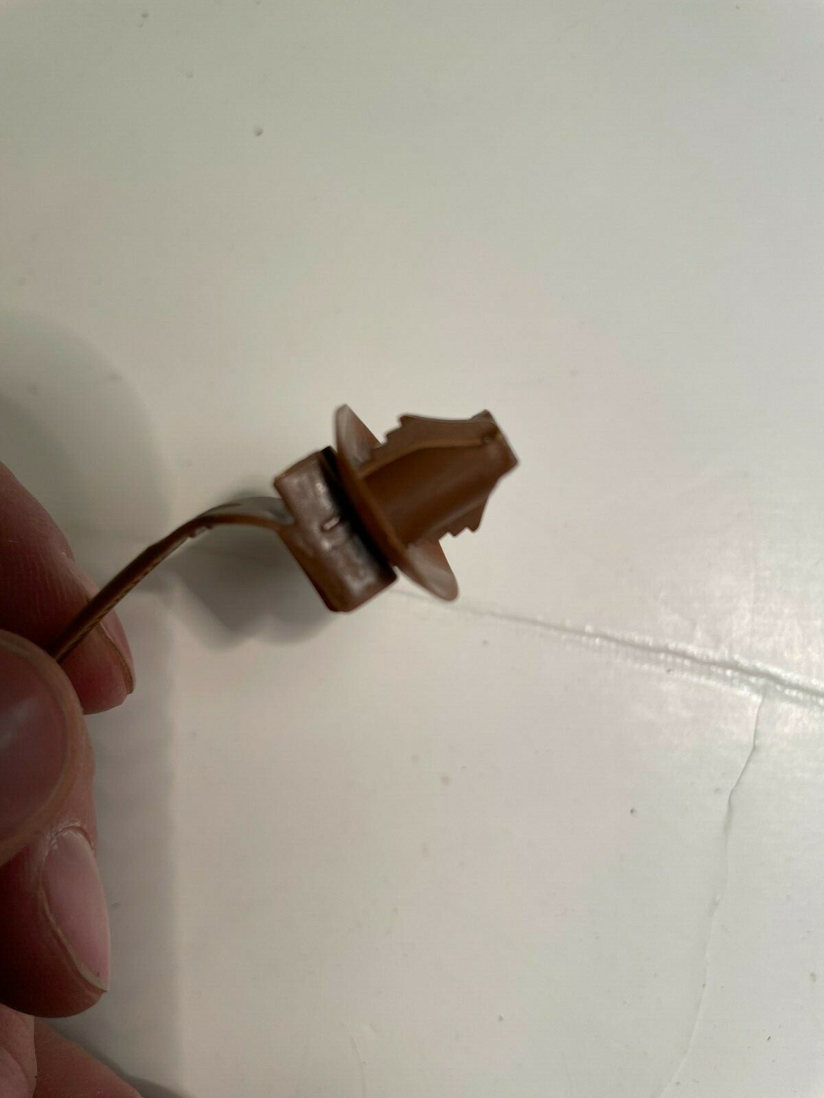 1000 pcs, Avery Dennison Model # 20115-0, Oval Hole Arrow “Slot Ties”, Brown