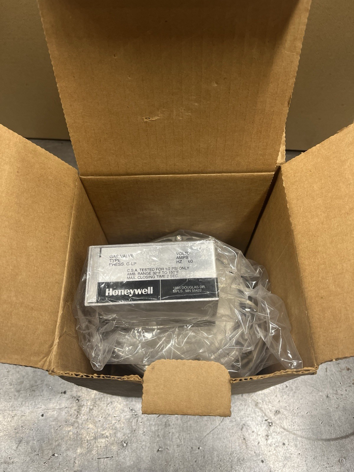 Honeywell V88J1022 Diaphragm Gas Valve, 1-1/4 in., NPT 24v