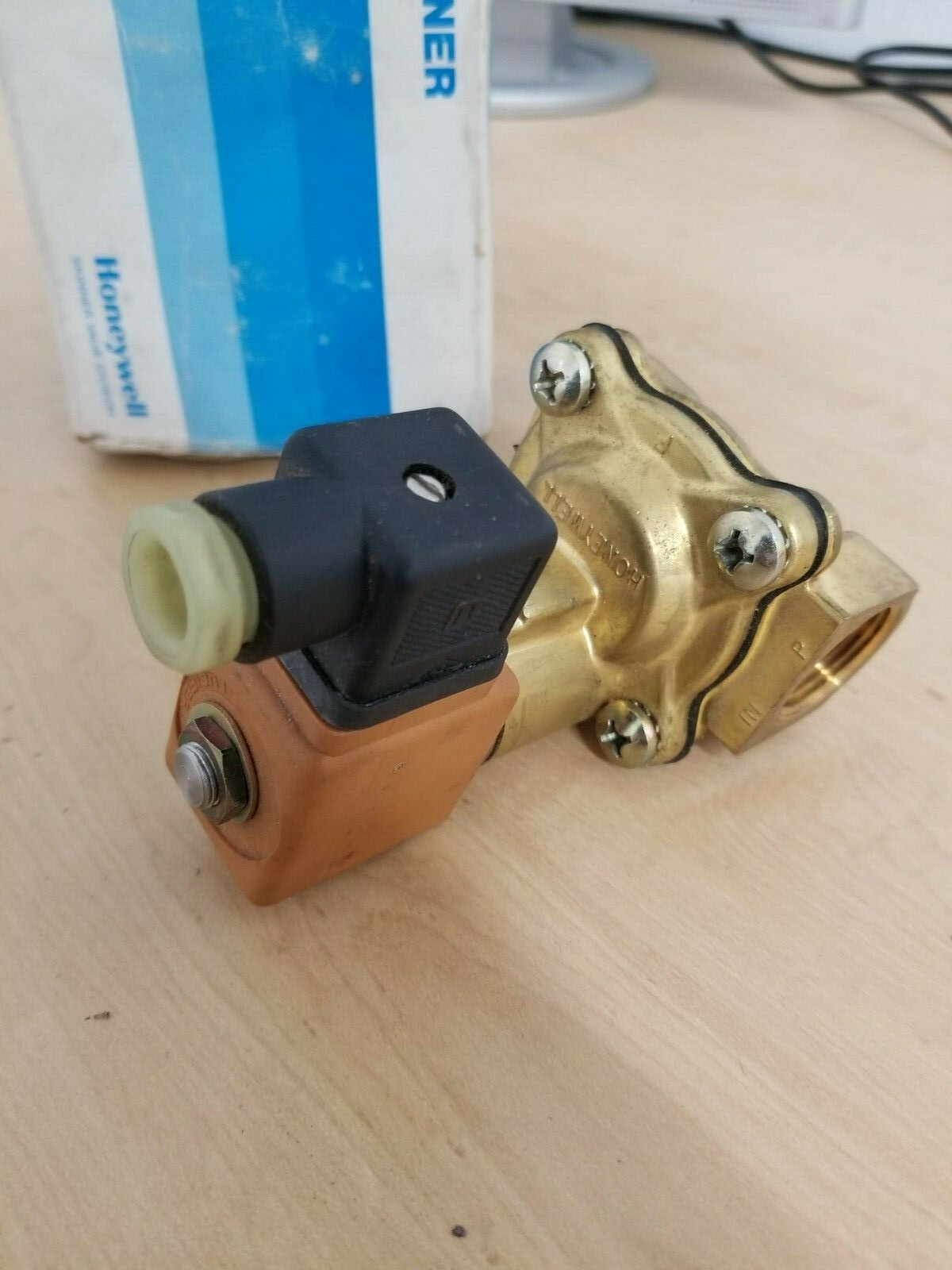 703N7C2C Honeywell Gas Valve – 12V 3/4″ NPT