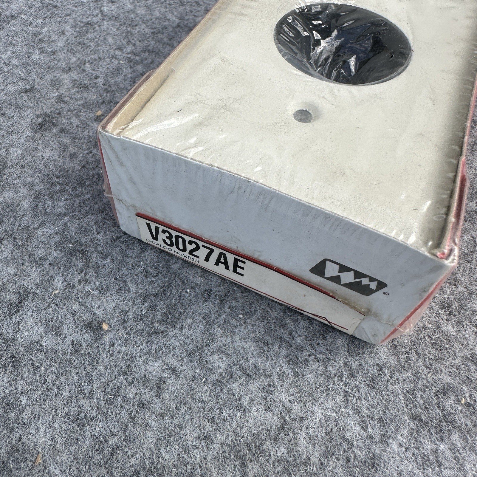 Wiremold V3027AE Single Receptacle Electric Plate Ivory Sealed Legrand New