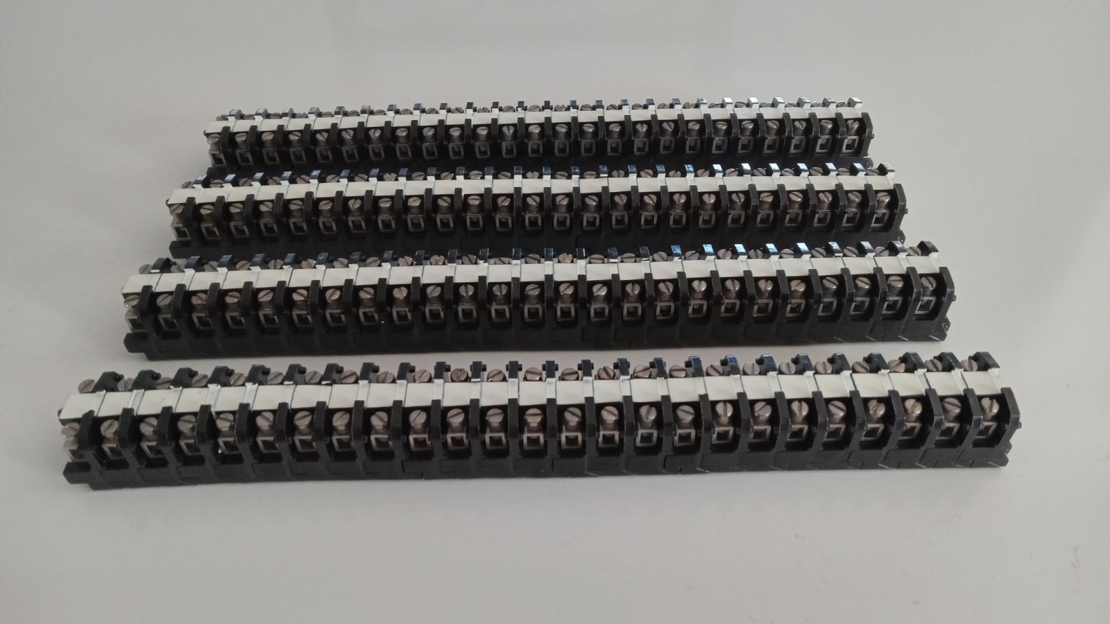 100 PC Buchanan Medium Duty 524 Flat base Sectional Terminal Blocks 300V Max NOS