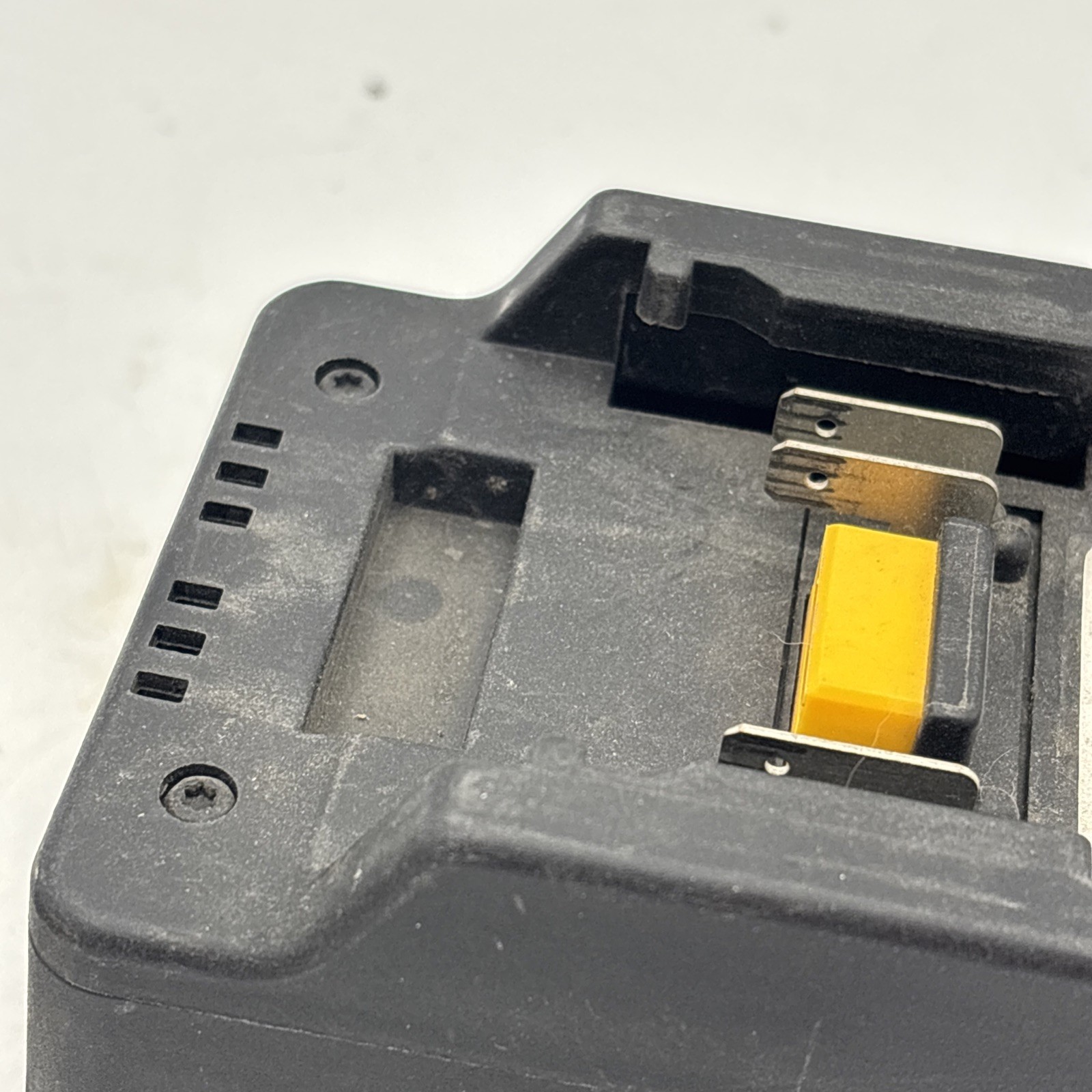 Tyco Electronics 2063870-1-C Battery Charger