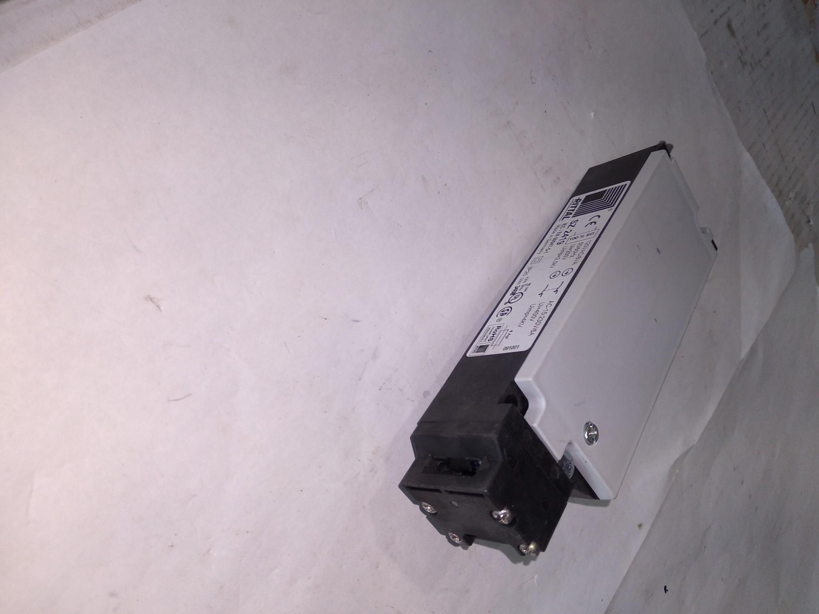 RITTAL SZ 2419 IEC/EN 60947-5-1 120VAC/8VA 50/60HZ 250V 2,5KV 400V 4KV