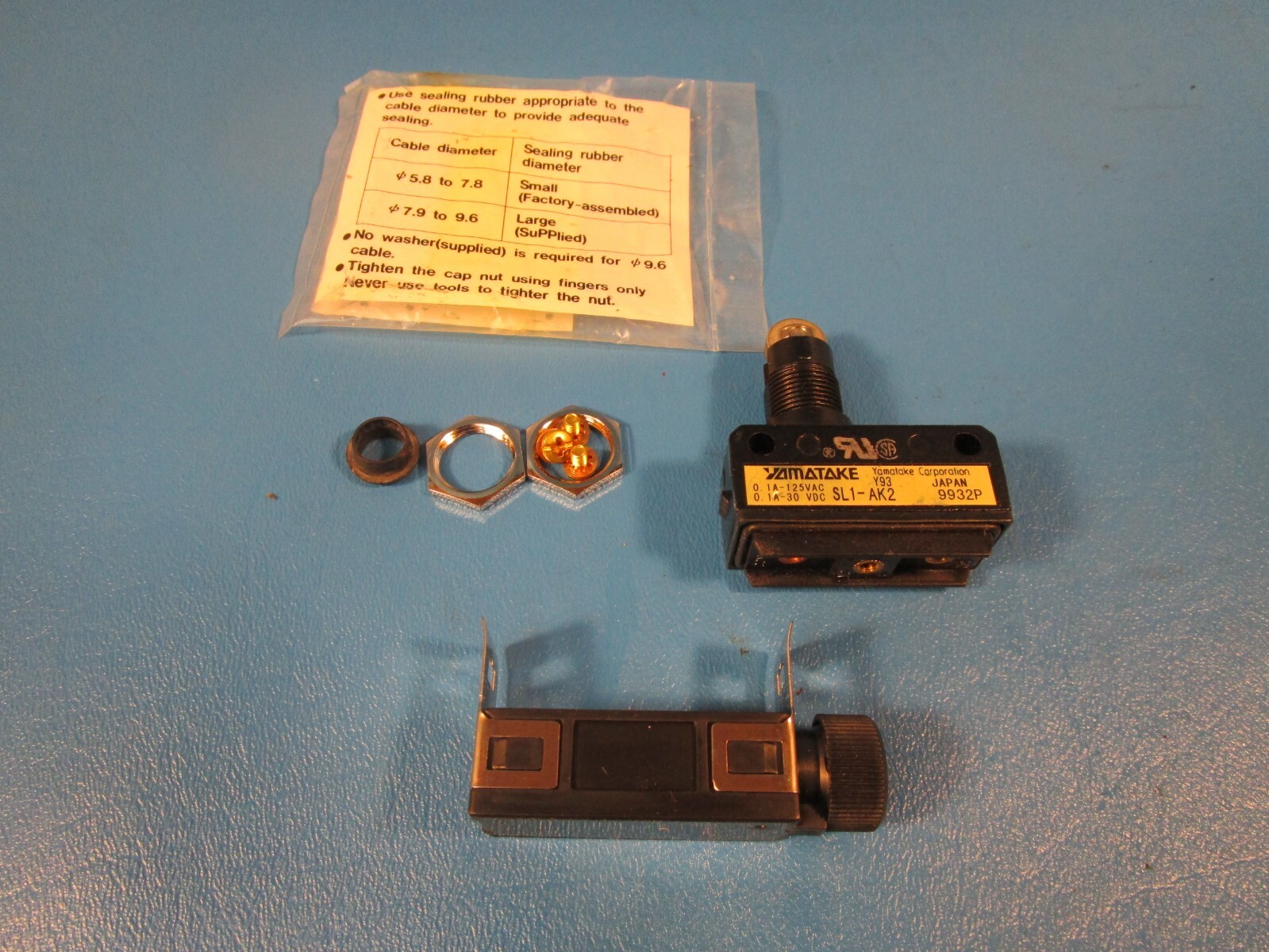 Yamatake Sl1-Ak2 Micro Limit Switch, YAMATAKE 9932P with Base (Honeywell)