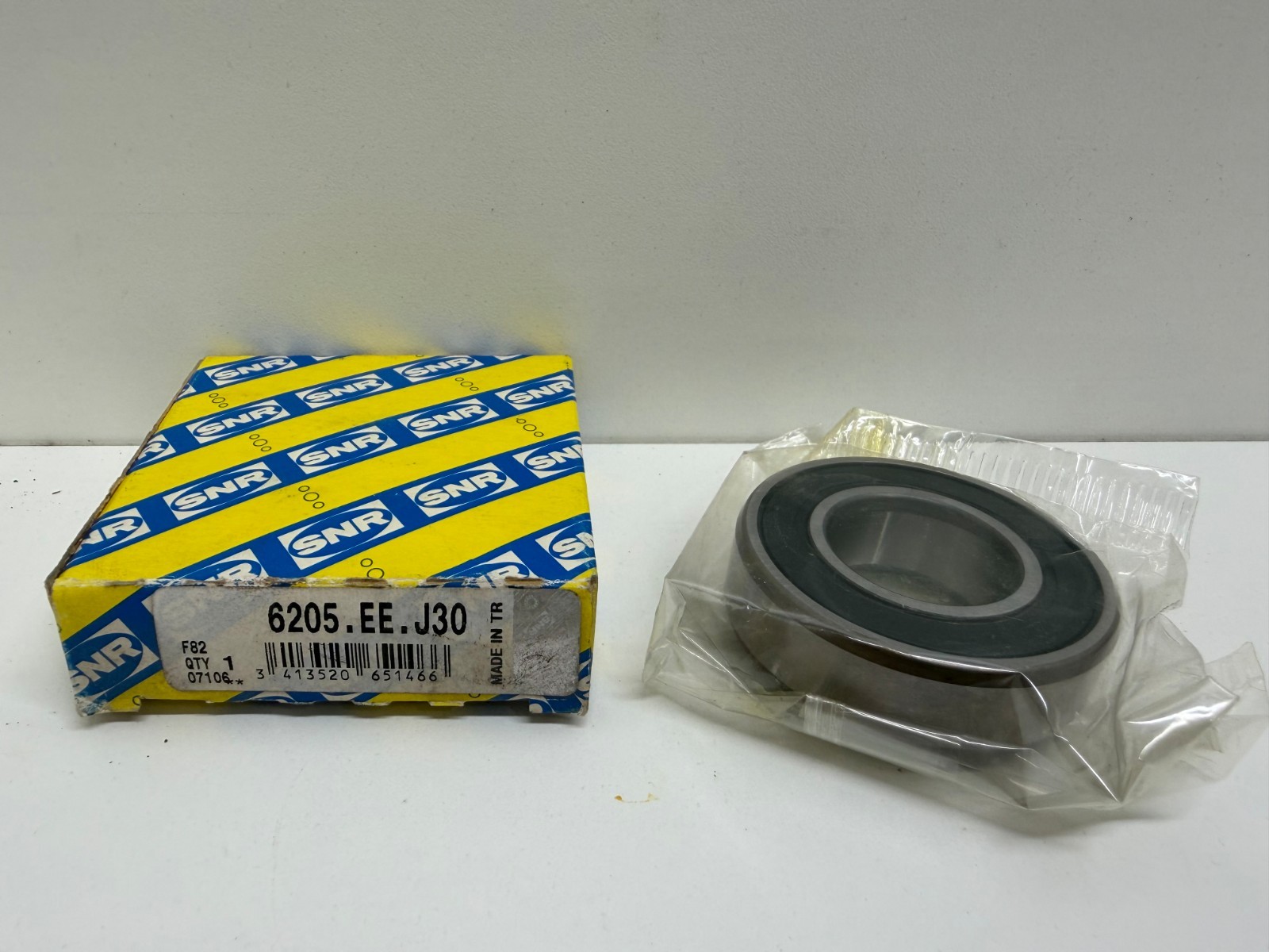 NEW IN BOX! SNR DEEP GROOVE BALL BEARING 6205.EE.J30