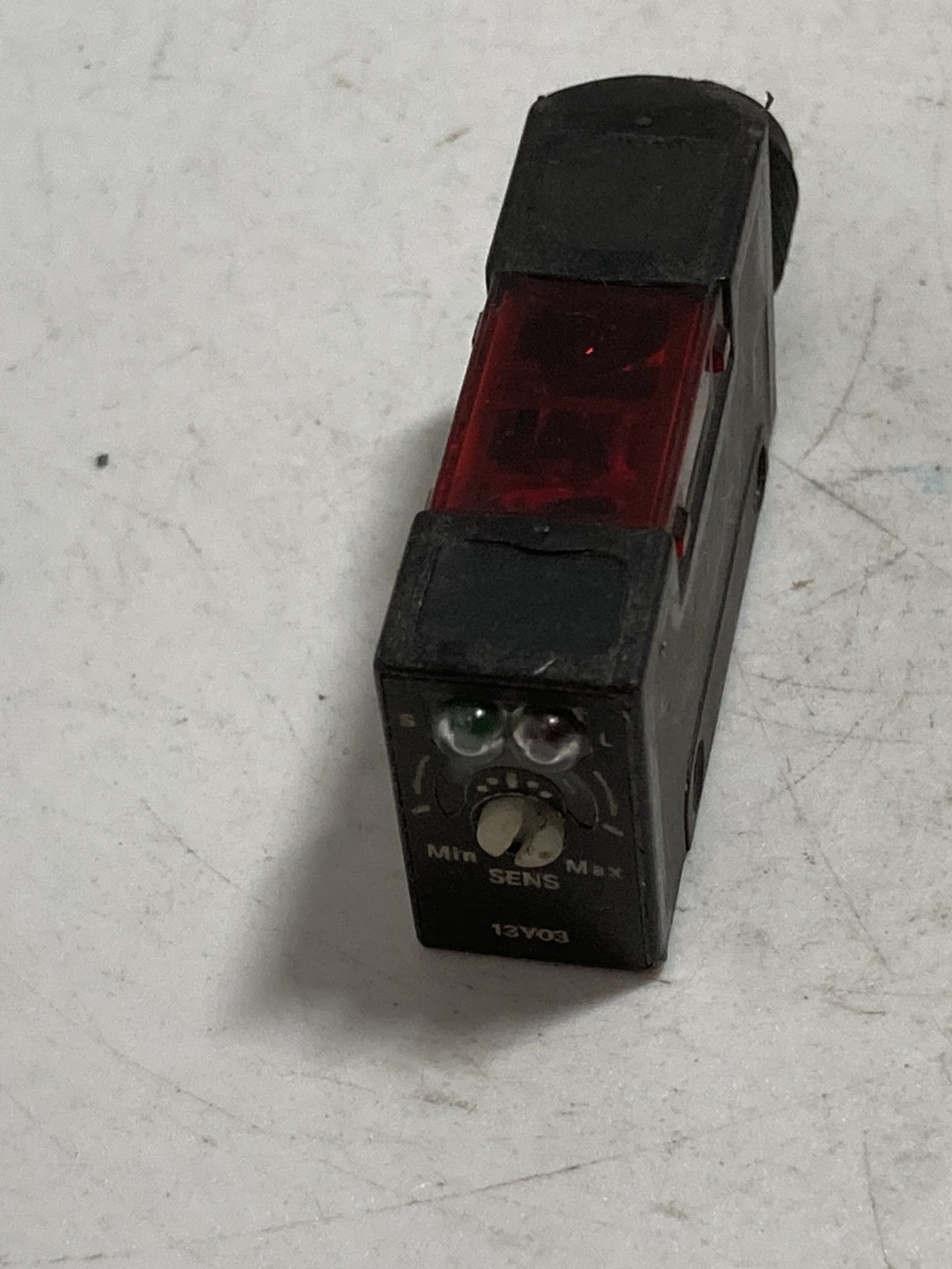 OMRON E3S-AD87 PHOTOELECTRIC SENSOR 10-30VDC NEUTRAL PNP DIFFUSE REFLECTIVE