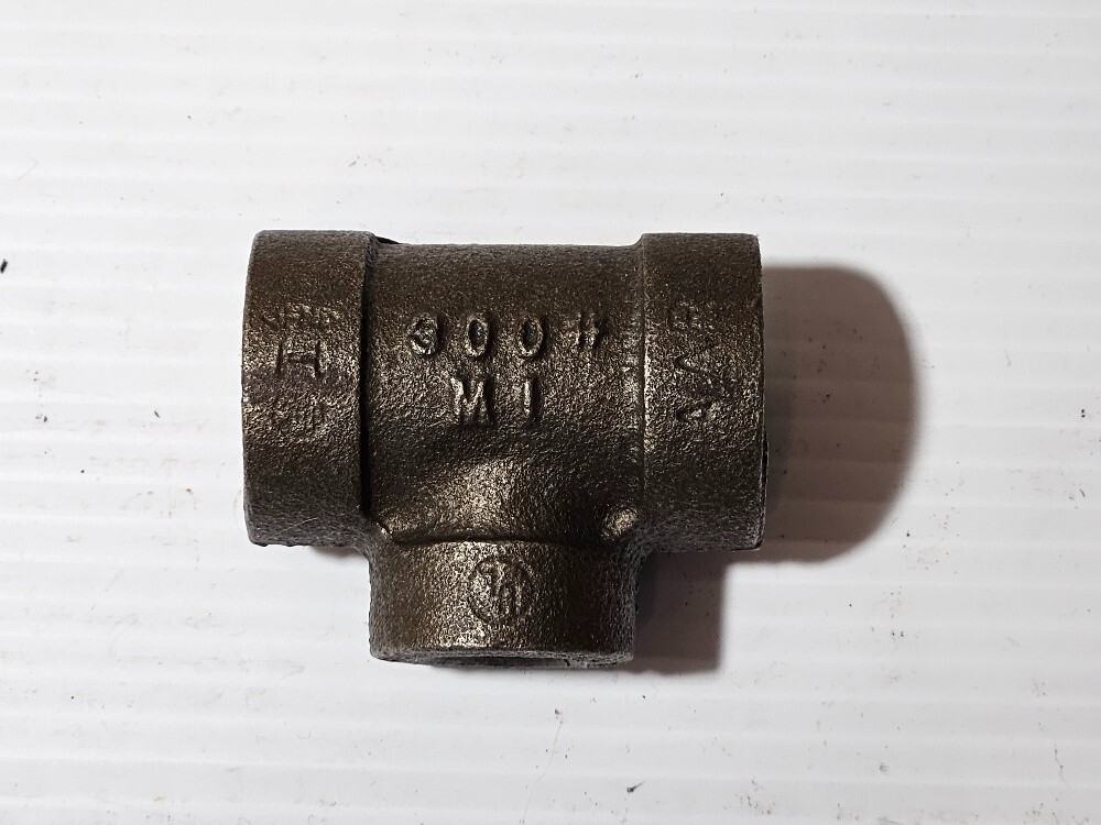 Ward EXD.B300T Reducing Pipe Tee Malleable Black 3/4 x 3/4 x 1/2 FNPT 300 lb