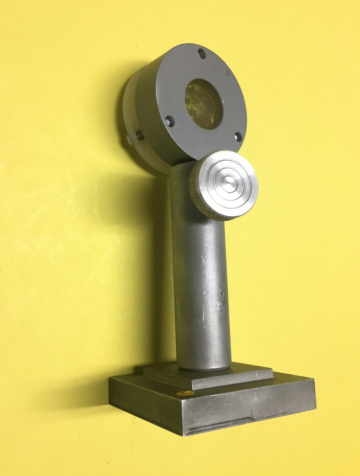 Mounted 1″ diameter lens on post in vertical post holder with base