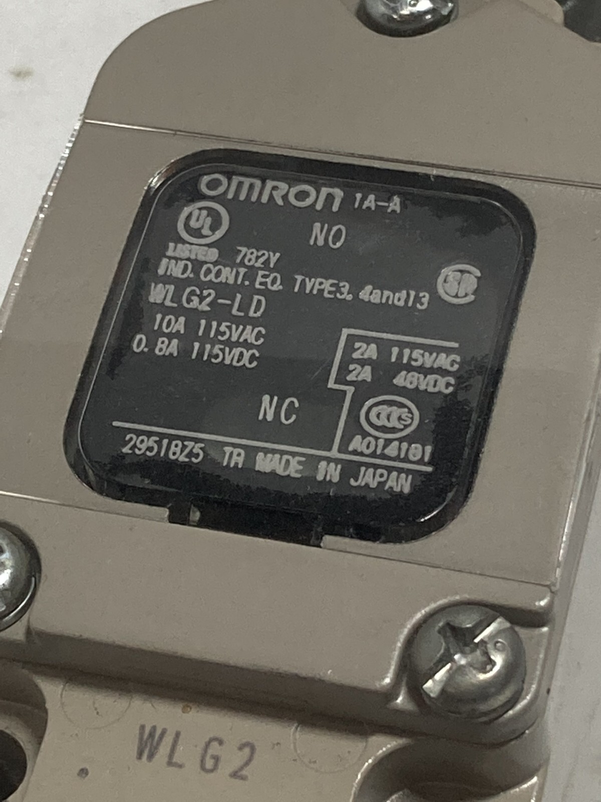 OMRON WLG2-LD LIMIT SWITCH 10A-115VAC 0.8A-115VDC NC/NO ROLLER LEVER NNB