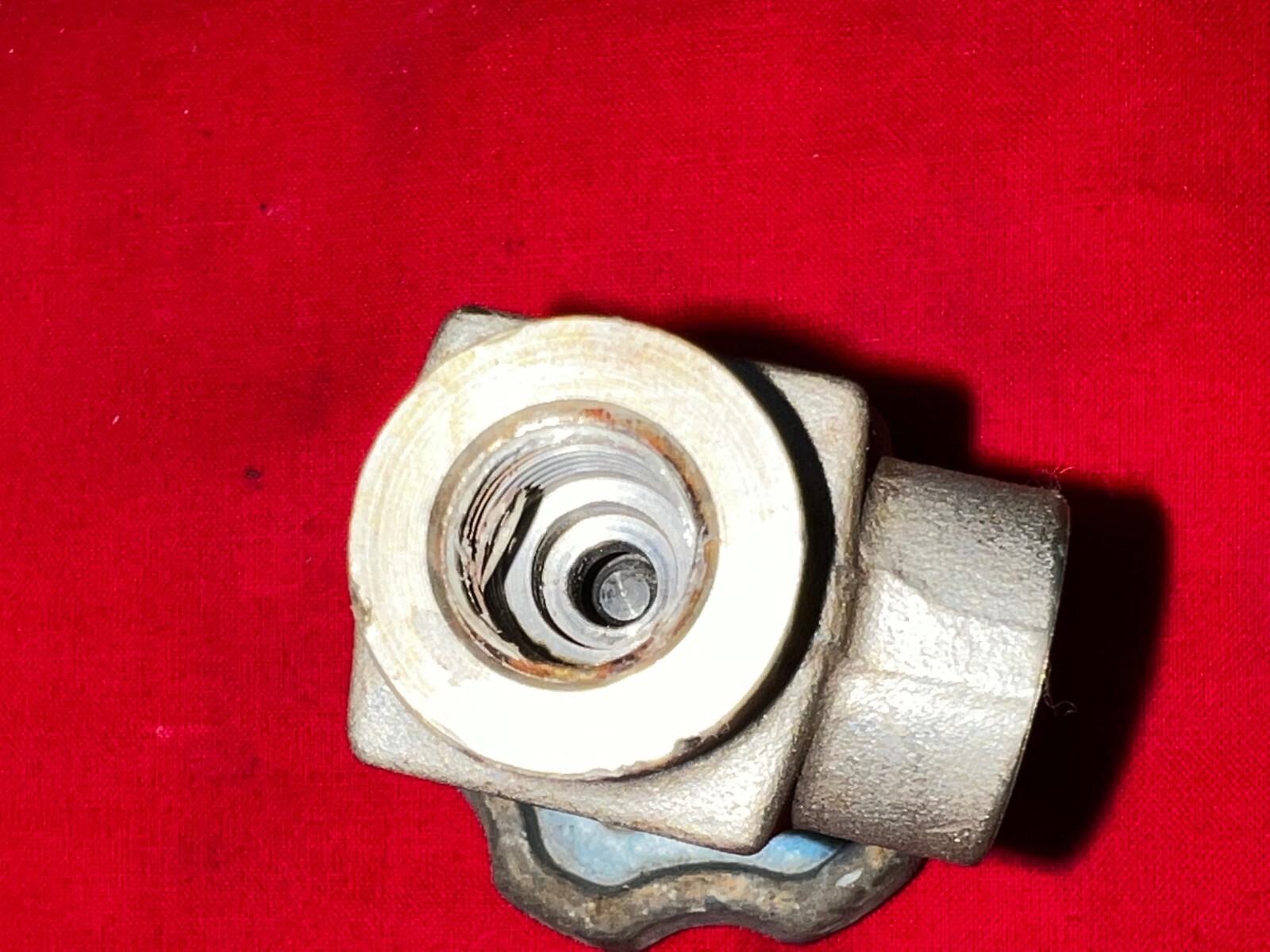 FUJIKIN NEEDLE VALVE 260K-1/4 1/4″ PORT 90° ANGLE 316 SS 2-1/4″ HANDLE DIA.
