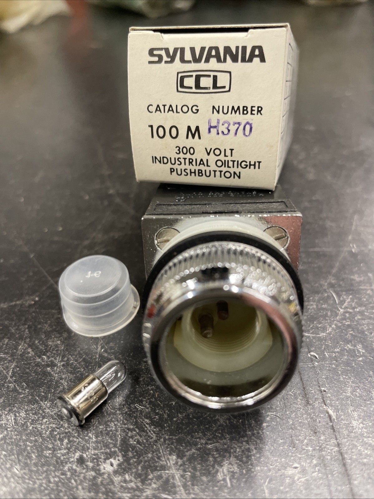 New Vintage Sylvania 100M-H370 Lighted Push Button Industrial Oiltight No Lens