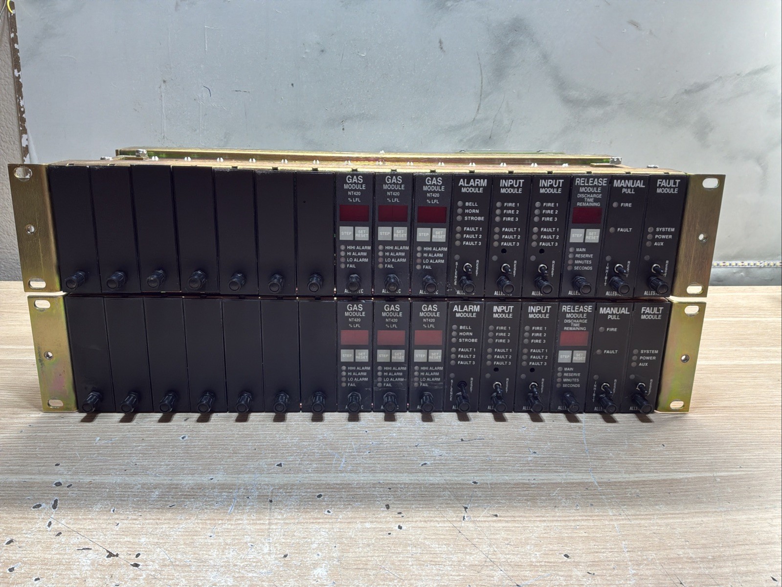 COMPLETE ALLESTEC 800-1690 16-SLOT FIRE ALARM CONTROL UNIT RACK/JUA3401
