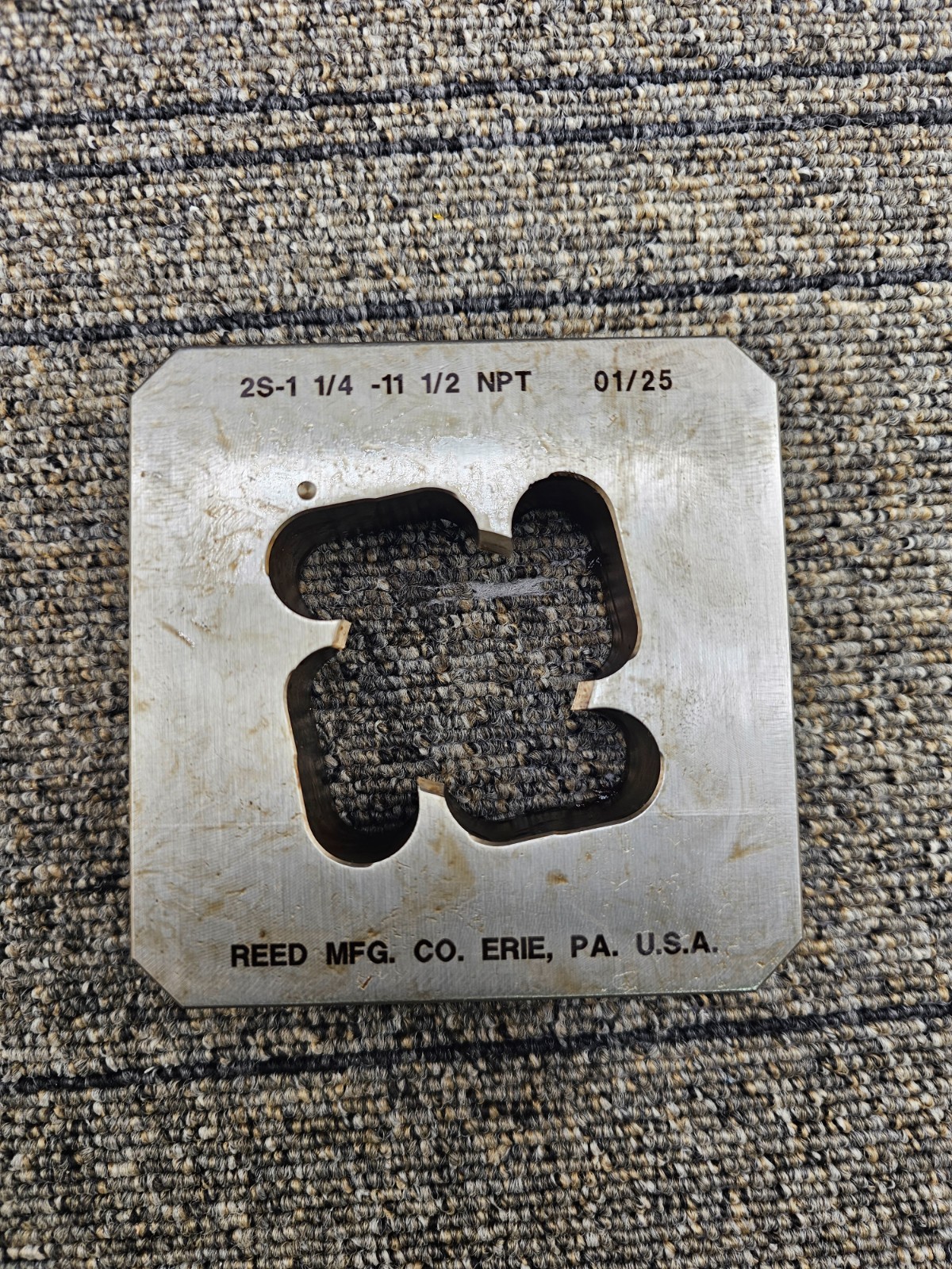 REED 2SP1 1/4 05530: 4″ x 4″ Solid Pipe Threading Die For 1-1/4 inch NPT Pipes