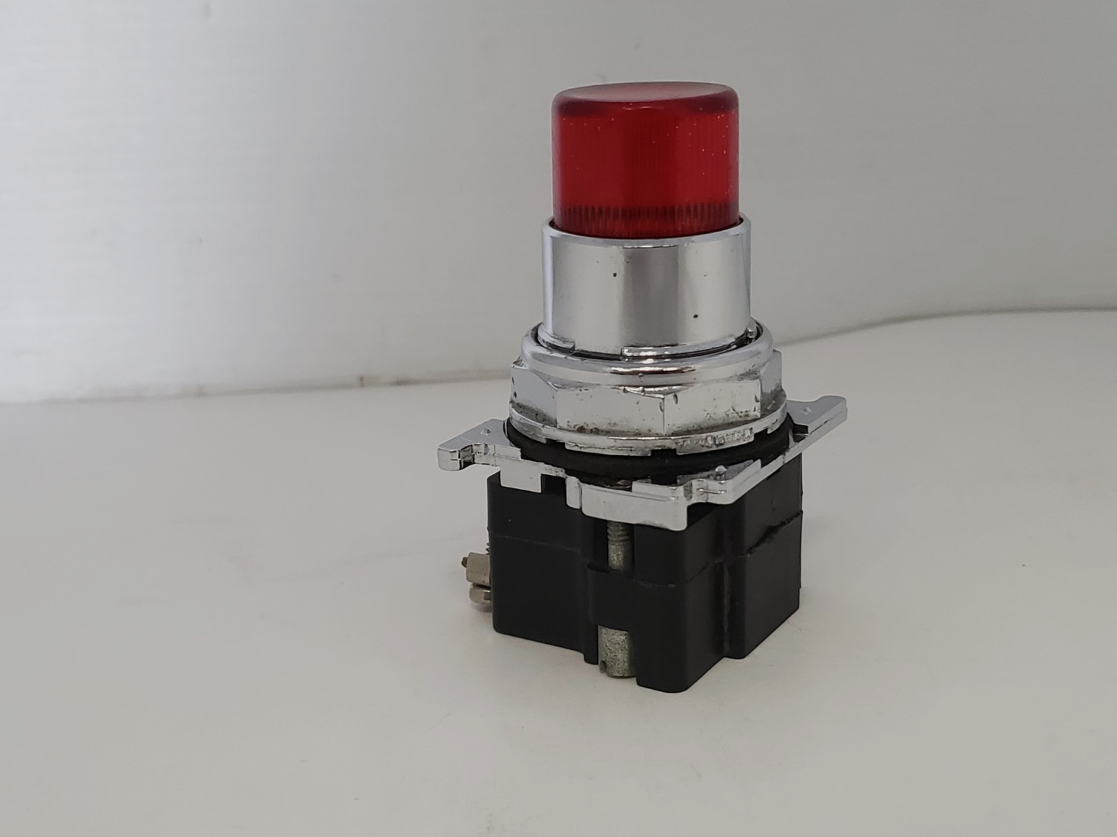 CUTLER HAMMER 10250T411-C21 PUSHBUTTON ILLUMINATED RED