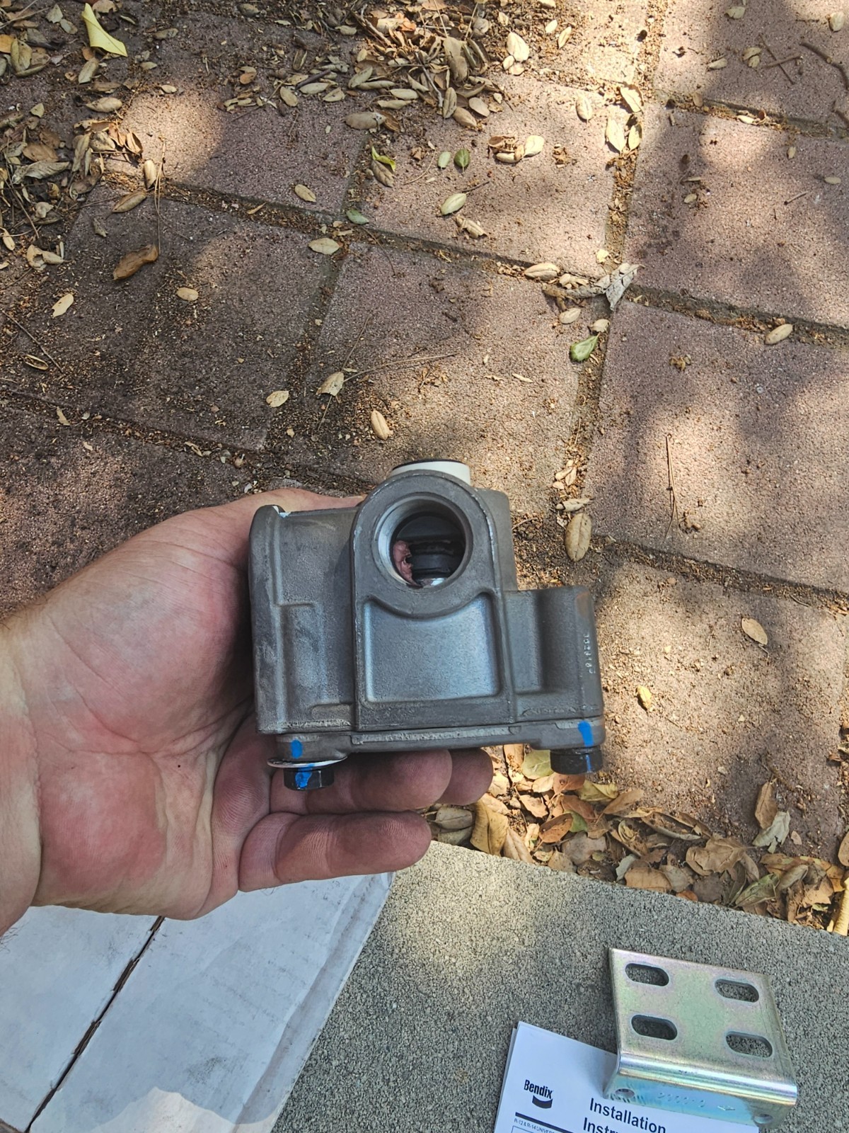 Genuine OEM Original Bendix 103009N Air Brake Relay Valve R-12 With Bracket -New
