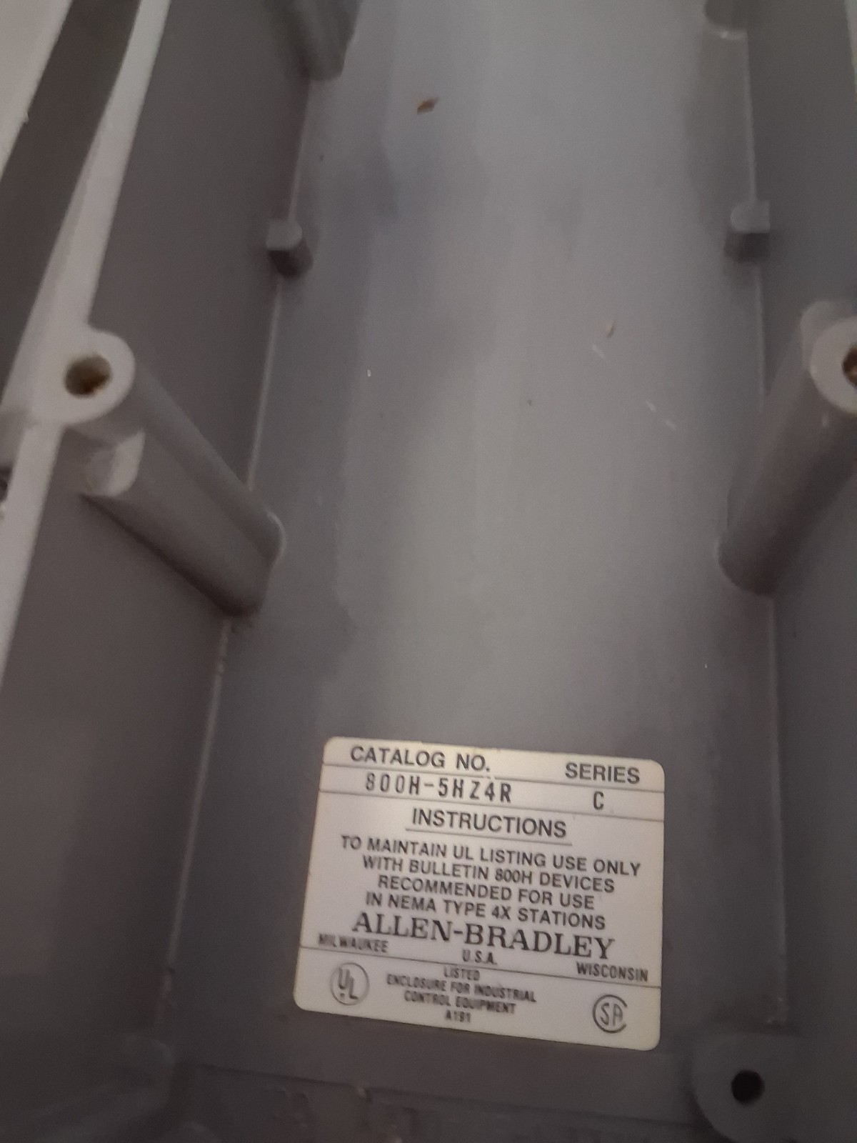 ALLEN BRADLEY 800H-5HZ4R PUSHBUTTON ENCLOSURE 5 OR 6 HOLE FIBER GLASS SERIES C