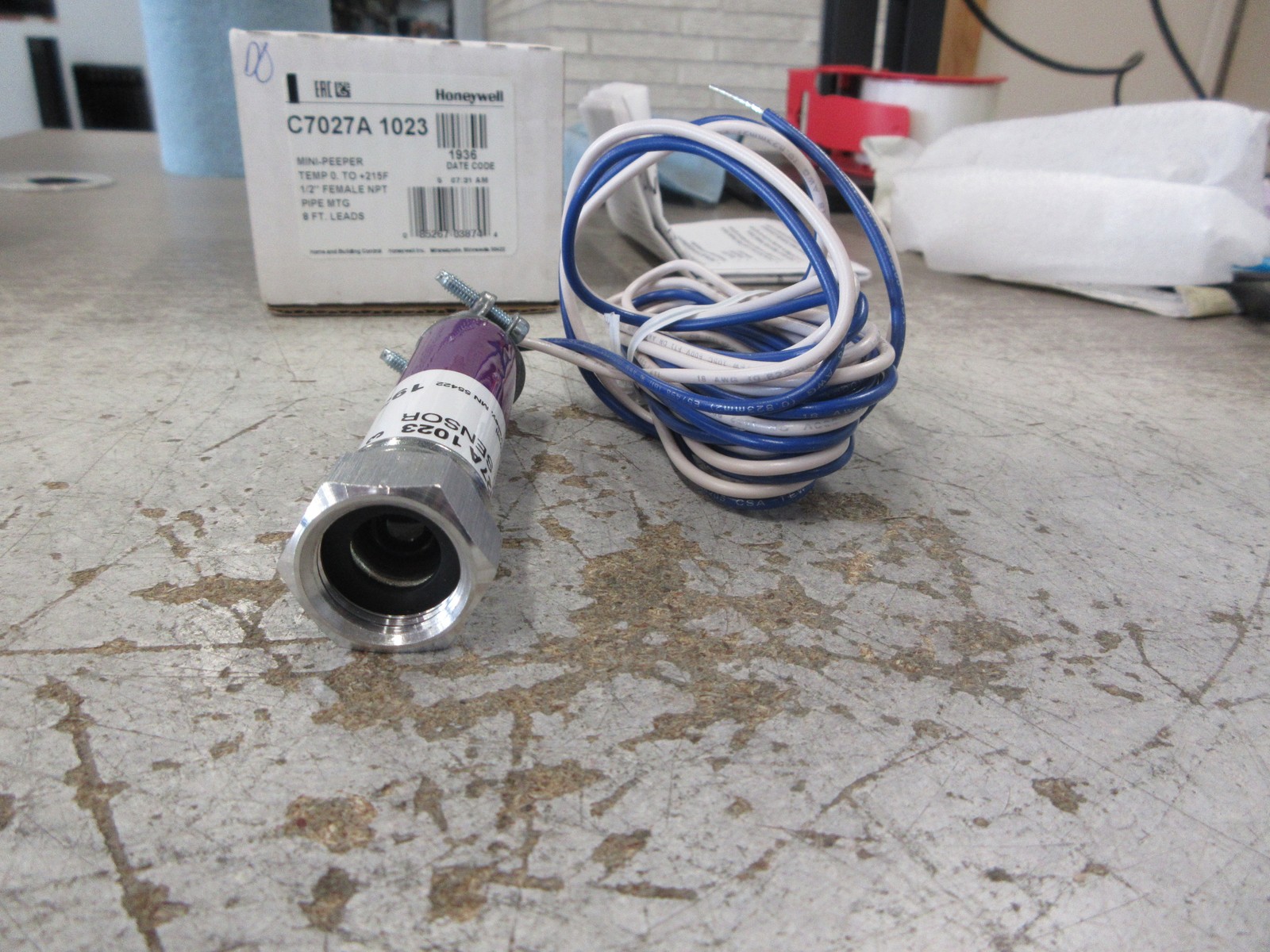 Honeywell Mini-Peeper C7027A 1023 Temp: 0-215°F 1/2″ NPT 8ft Leads New Surplus