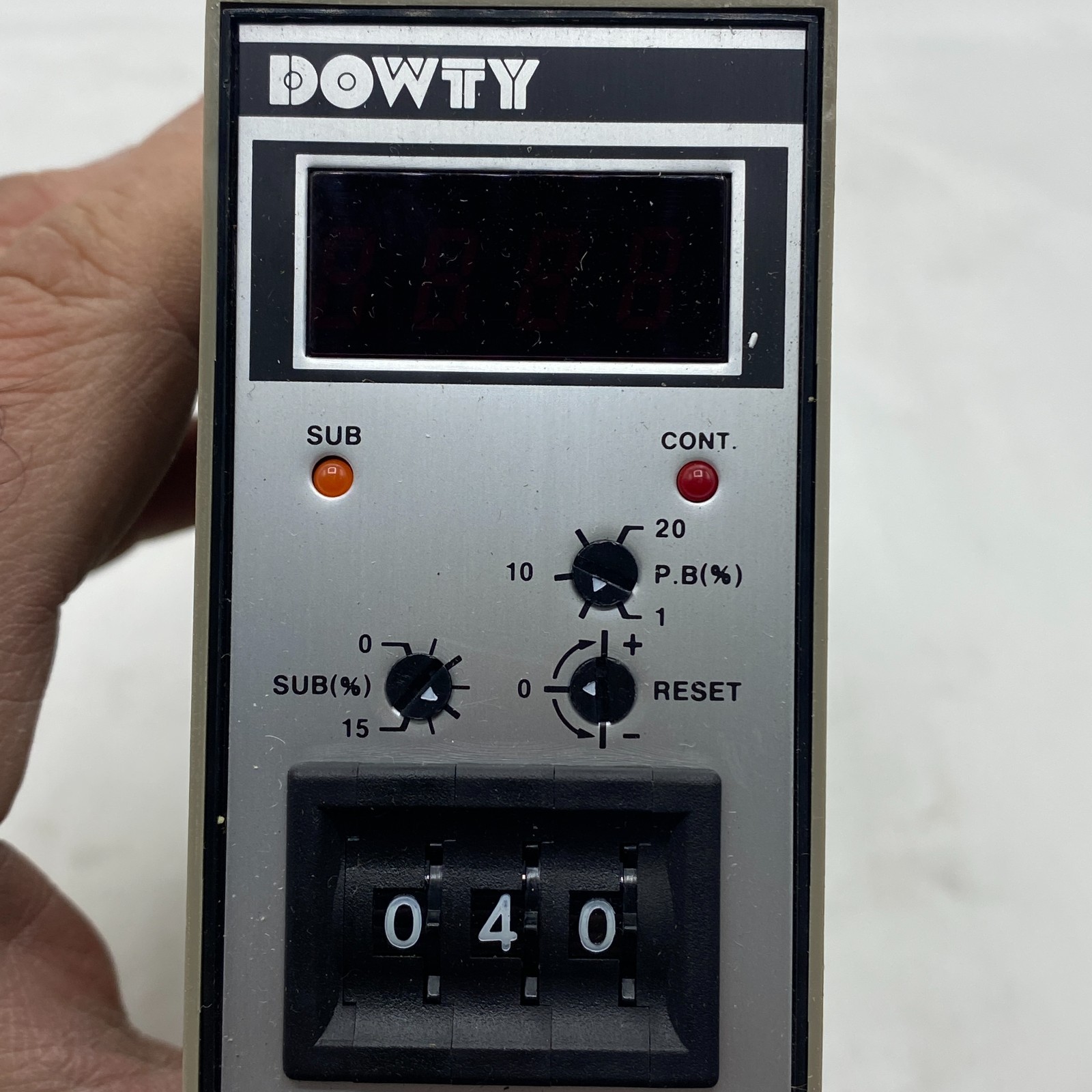 Dowty Electronics DD5-05H4CVM Temperature Controller Type-J 220-246152210 ✅
