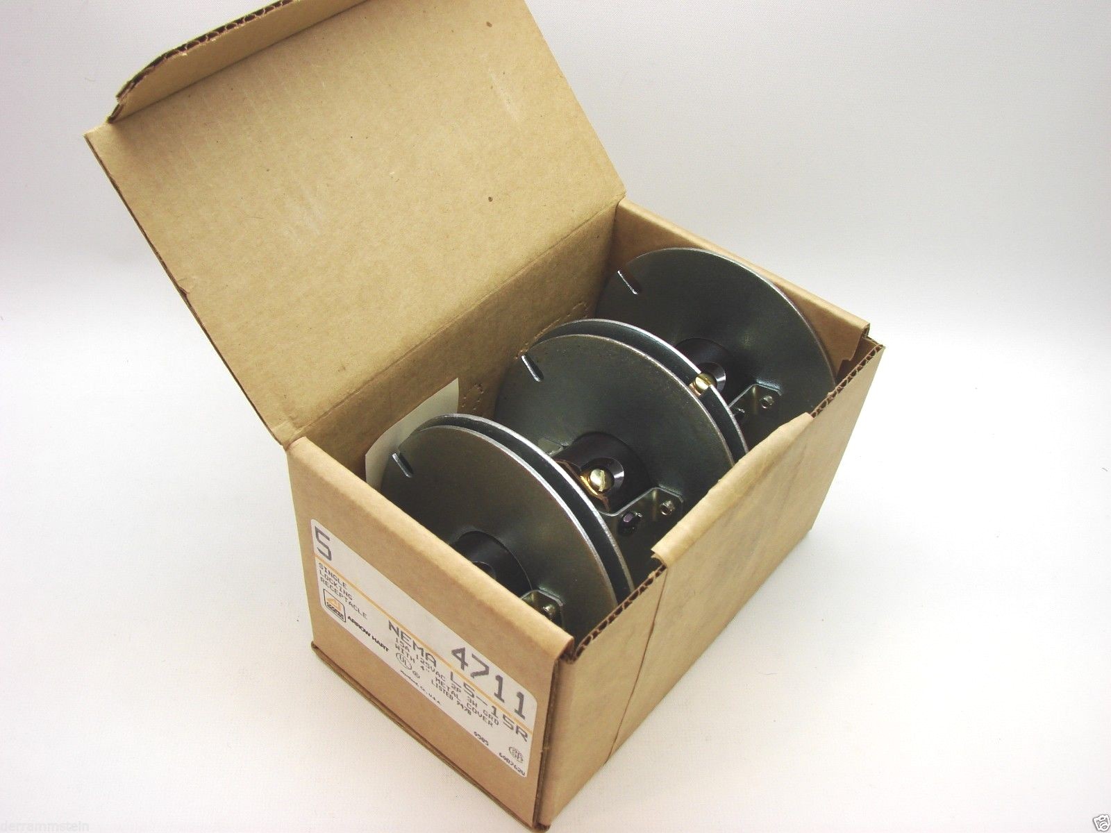 Box Of 5 Arrow Hart 4711 NEMA L5-15R Locking Outlet On 4″ Metal Round Cover b99