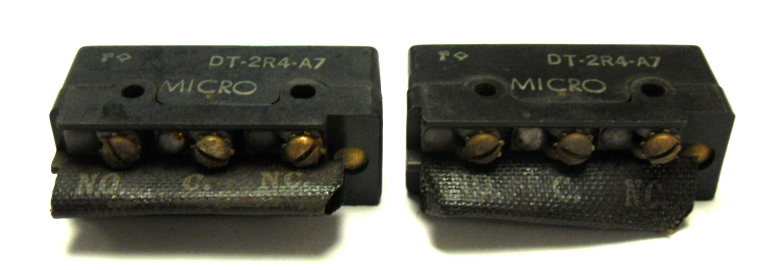 LOT OF 2 MICRO DT-2R4-A7 MICROSWITCH PIN PLUNGER
