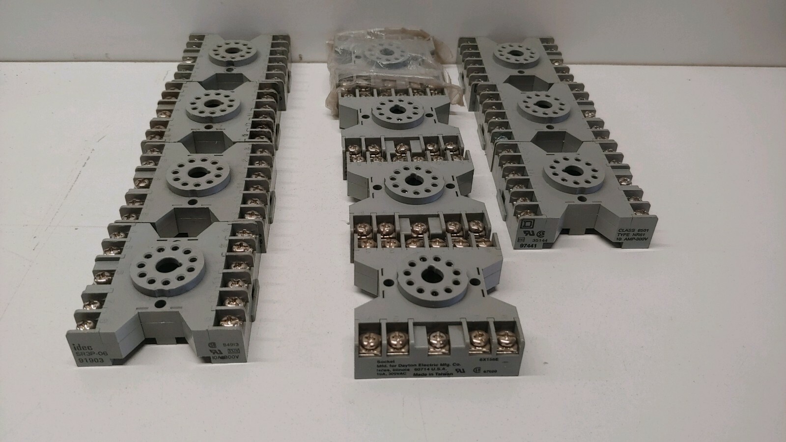 MIXED LOT 11 GOOD USED! DAYTON 10A 300V RELAY SOCKETS 6X156E SR3P-06 8501-NR61