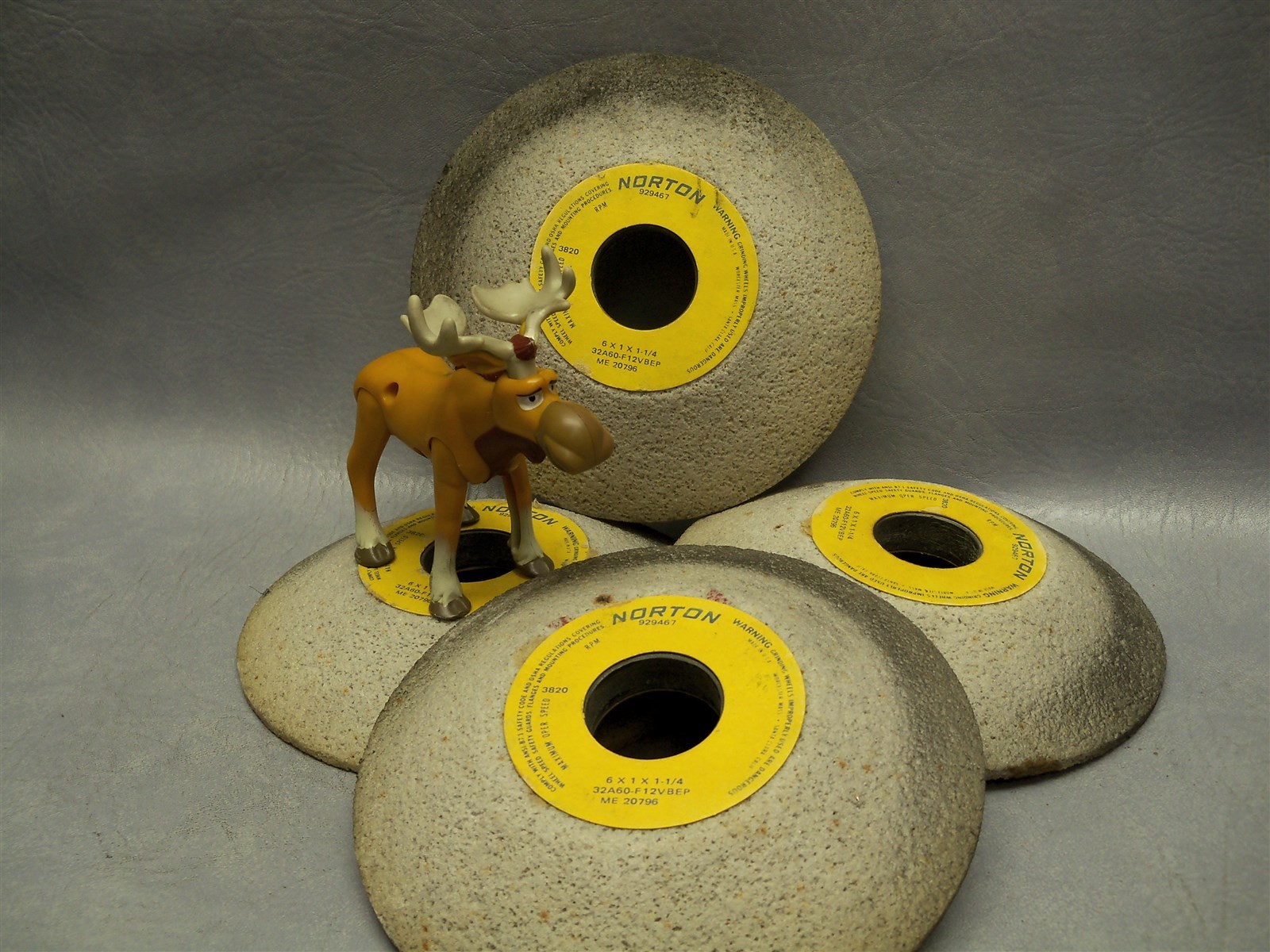 Norton 6X1X1-1/4 Grinding Wheel 32A60-F12VBEP 3820 RPM Lot of 4