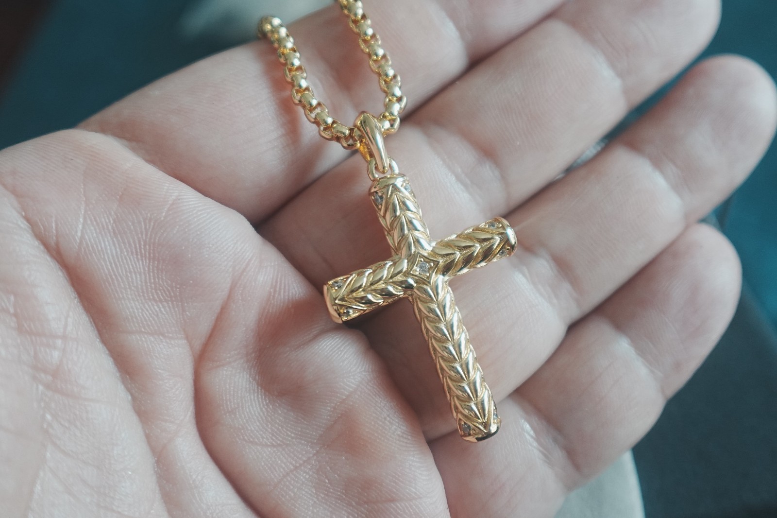 Gift.DAVIDYURMAN 18K.GOLD LARGE DIAMOND CHEVRON CROSS PENDANT