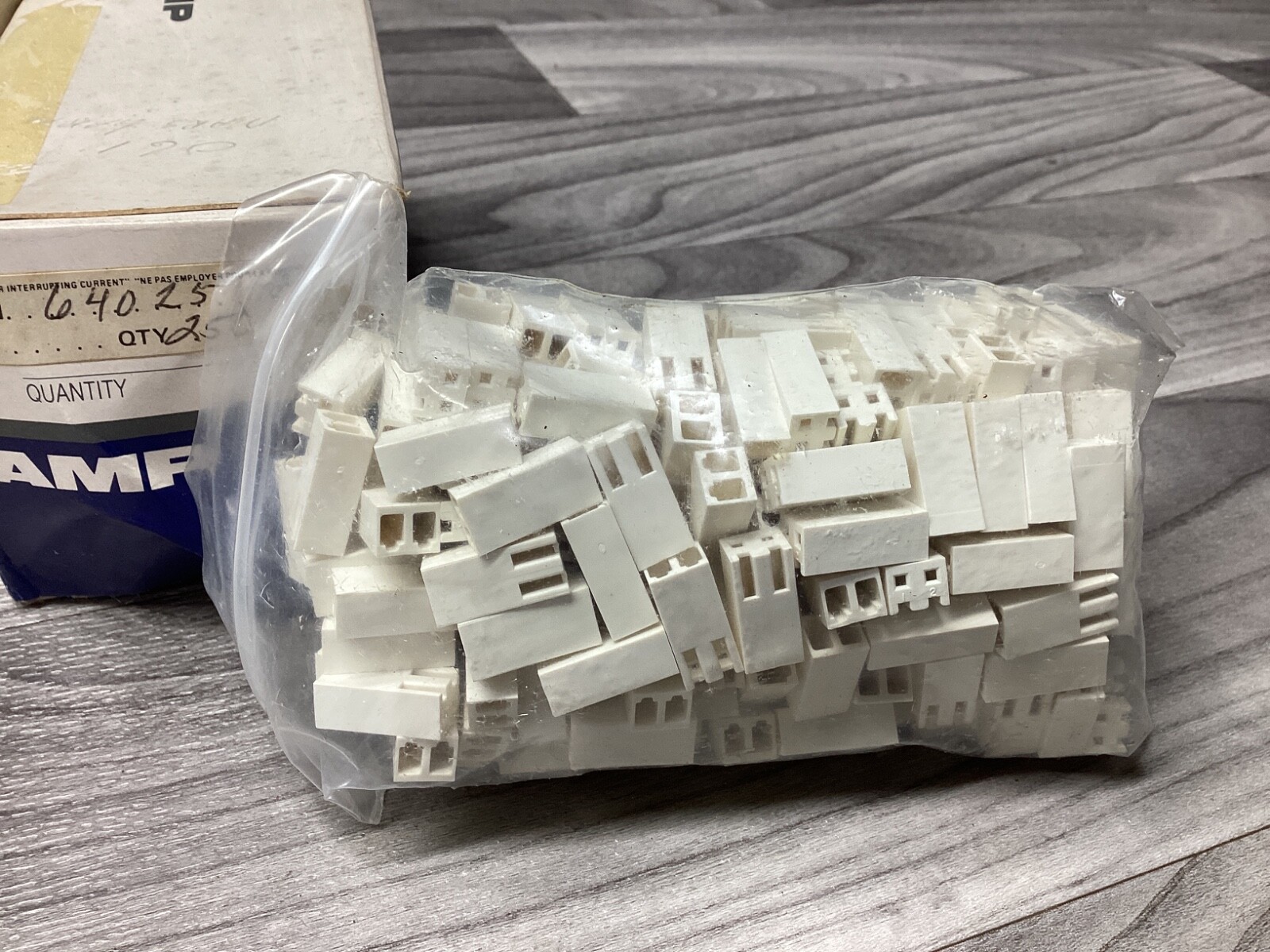 QTY OF 250 Amp 640251-2 CONNECTOR HOUSING 2PIN SPACING #128G157*CO