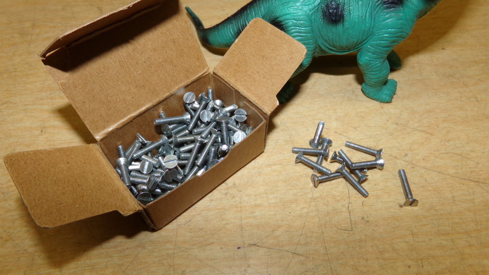 NEW Universal Screw & Bolt, Machine Screws, 1/2, 5/40, 100QTY *Free Shipping*