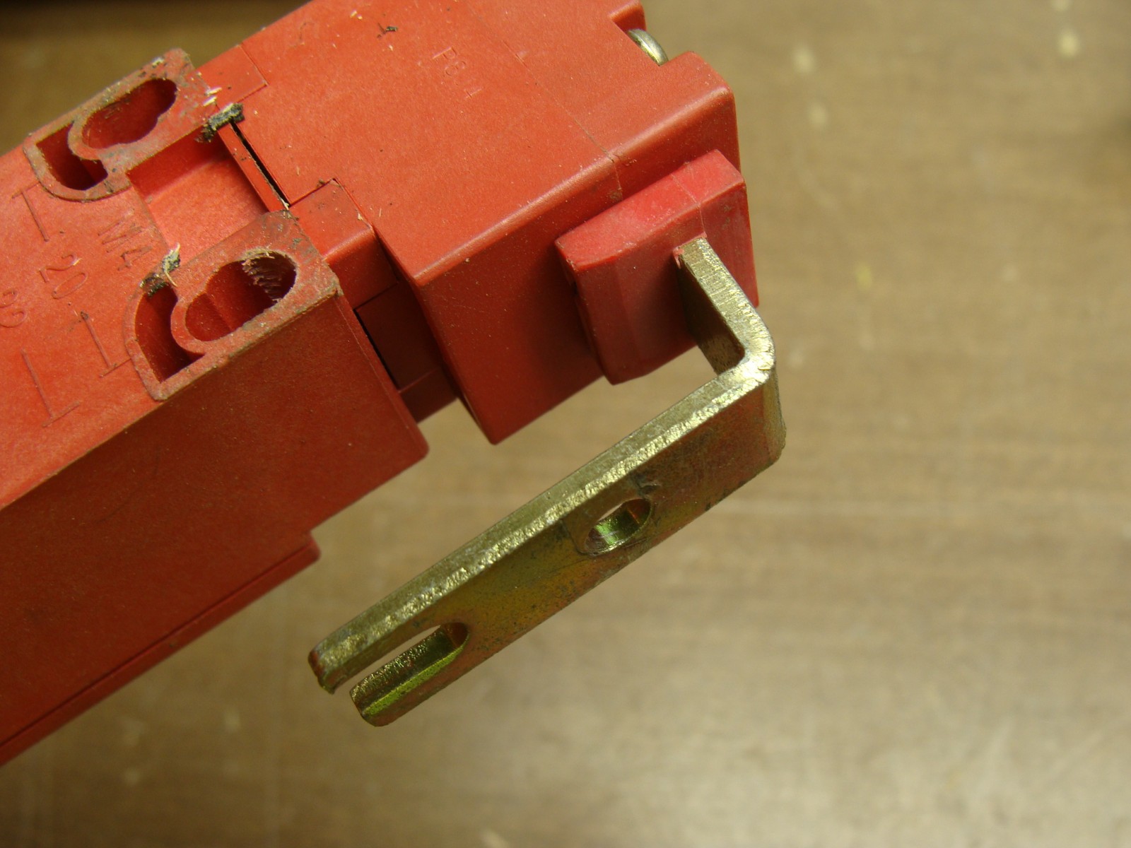 TELEMECANIQUE SAFETY INTERLOCK SWITCH XCK-P591H7 240VAC 3A W/KEY