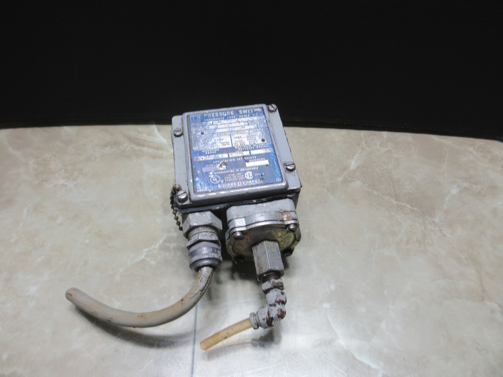 SQUARE D PRESSURE SWITCH ENCLOSURE TYPE NEMA 4&13 CLASS 9012 GAW