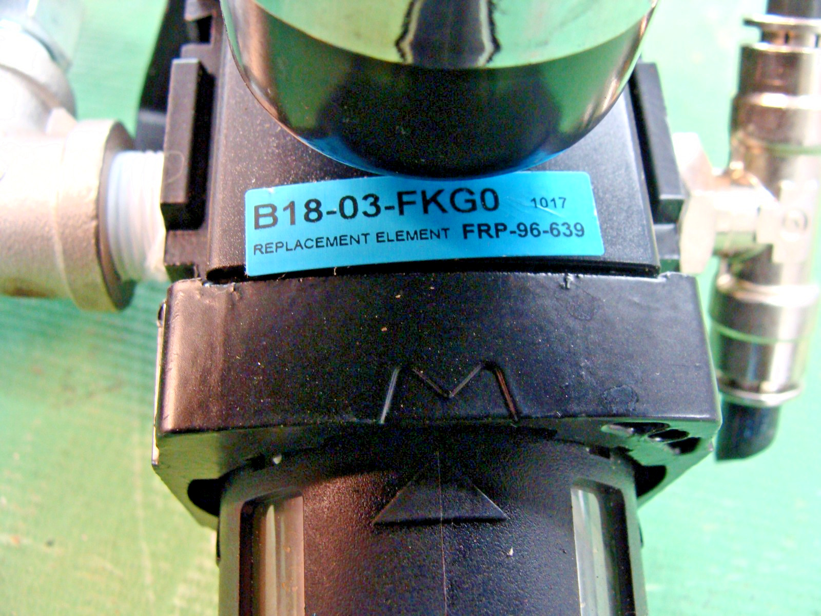 WILKERSON B18-03-FKG0 FILTER REGULATOR 0-125 PSIG, 0-8.6 BAR WITH GAUGE